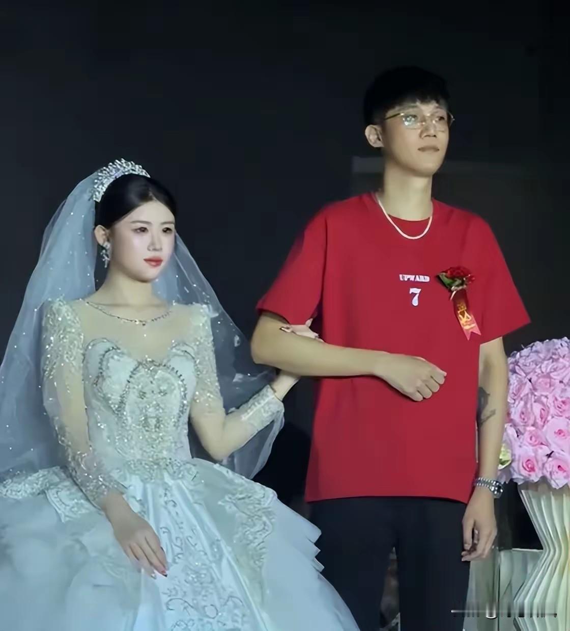 41岁潮汕爸爸送女儿出嫁被误认为兄妹，爸爸分享“冻龄”秘诀：很少生气，可以睡10
