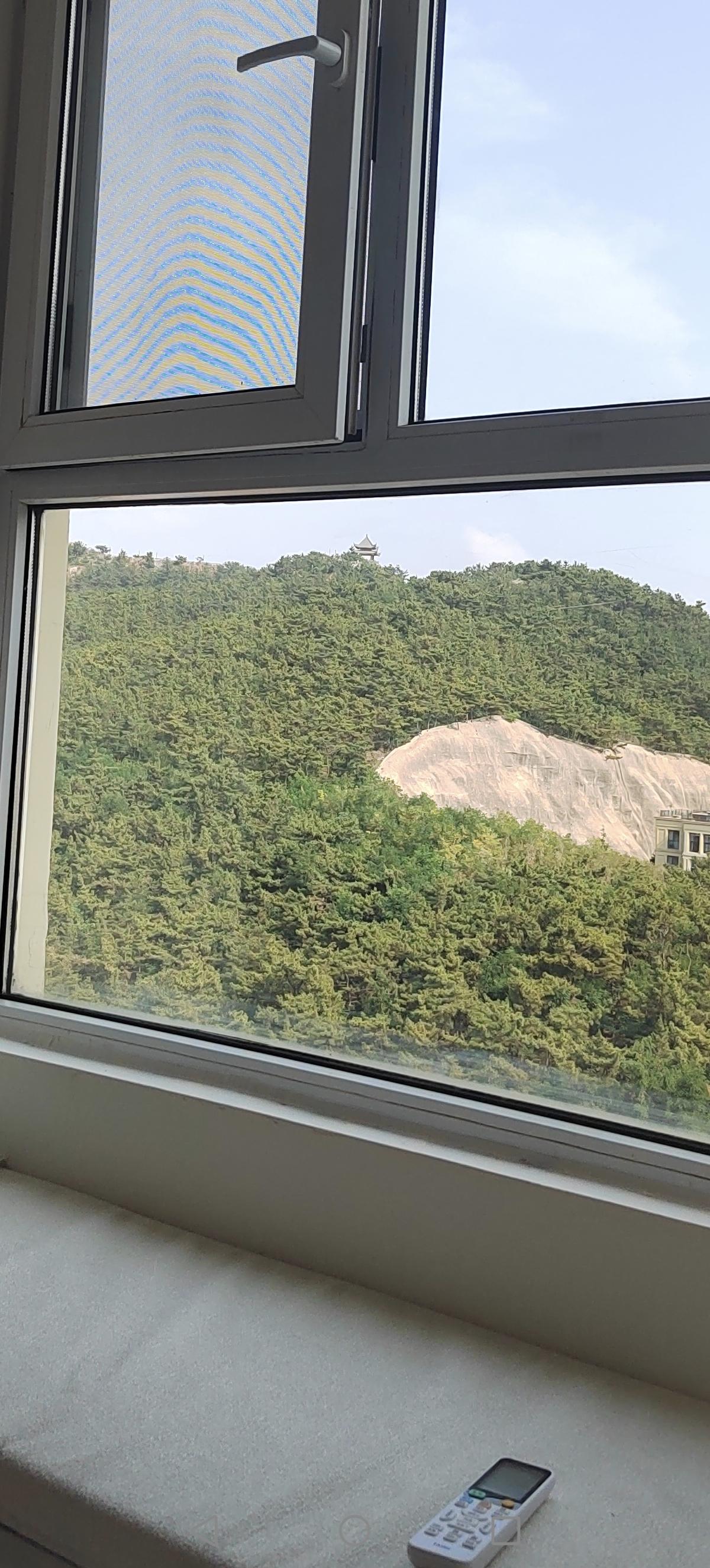 家中窗外美景随手拍静坐窗边抬眼，满目青山绿意，山间古亭藏在林海间，寻一份闹市之外