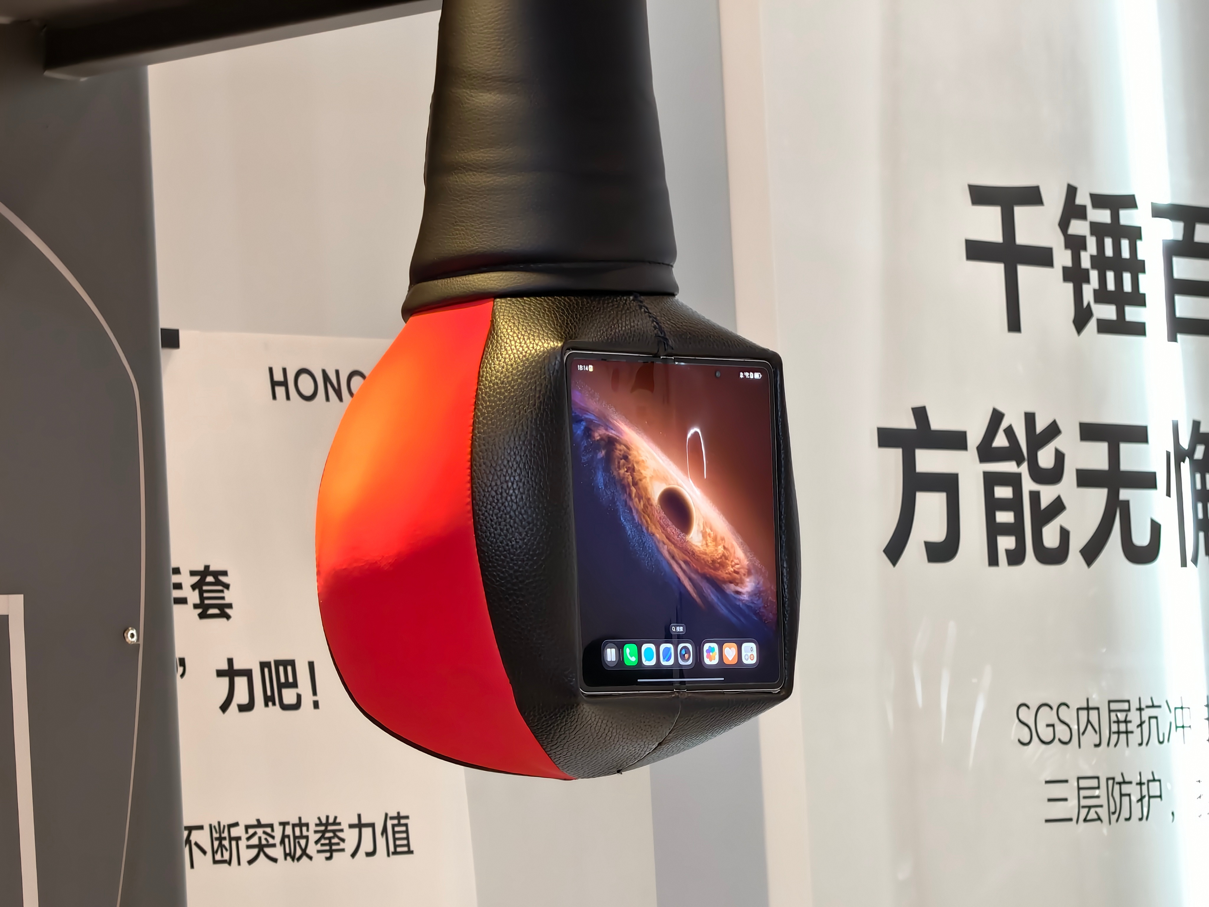 荣耀Magic V6发布会现场到了到了，这次一进来就被吸引住了，好家伙，不仅泡在