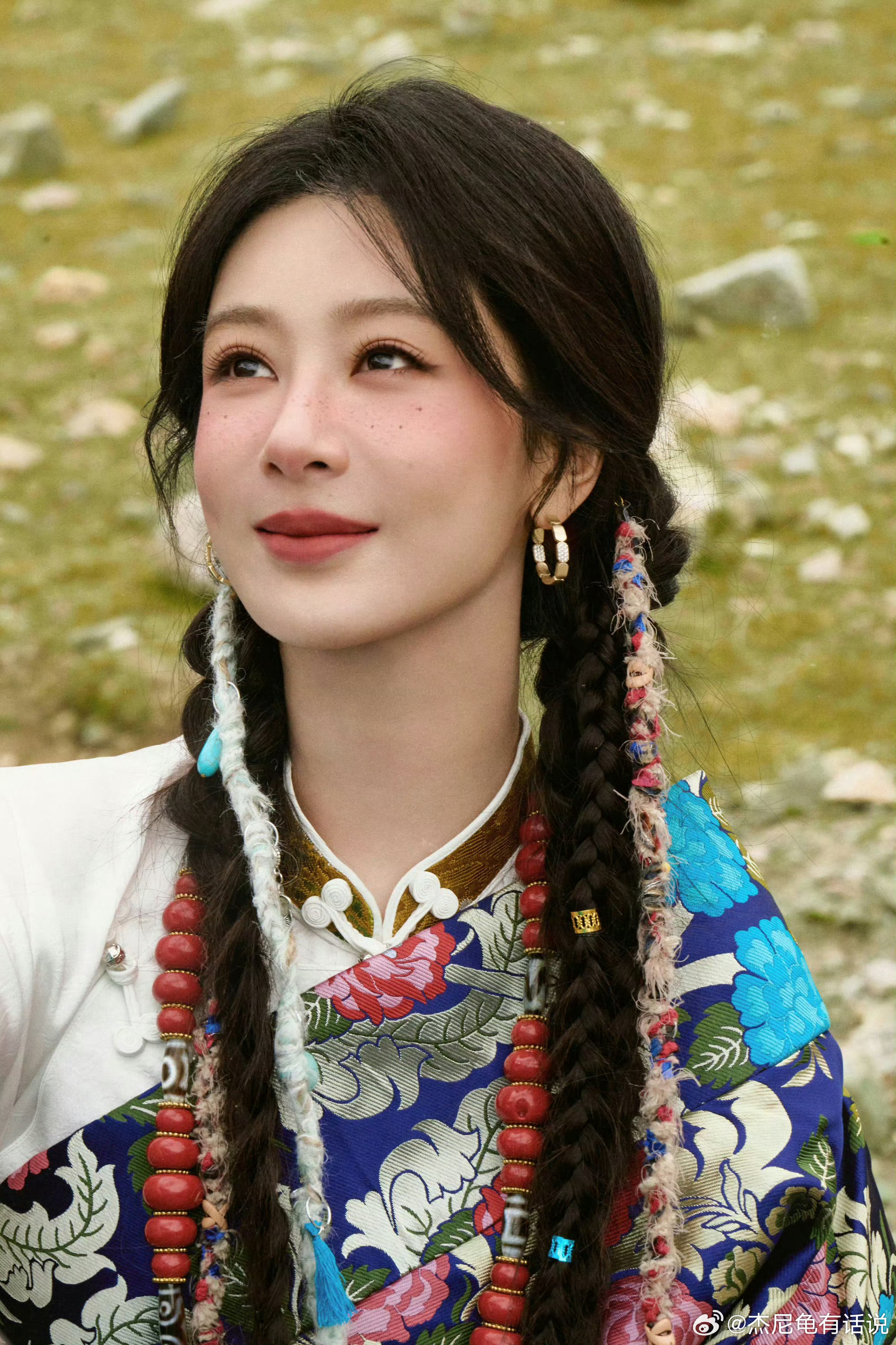杨紫难道是草原的小精灵吗？好灵动