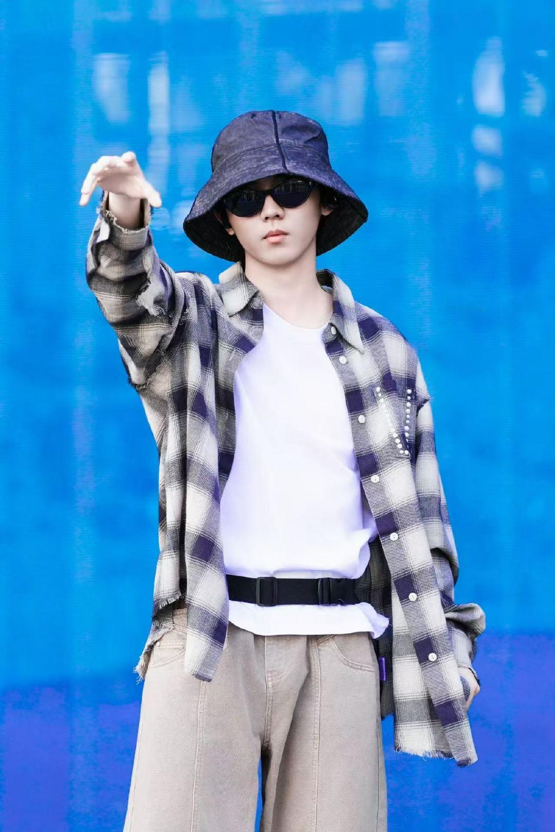 马嘉祺彩排手势马嘉祺舞台手势 马嘉祺彩排手势，太帅了哥酱娱乐