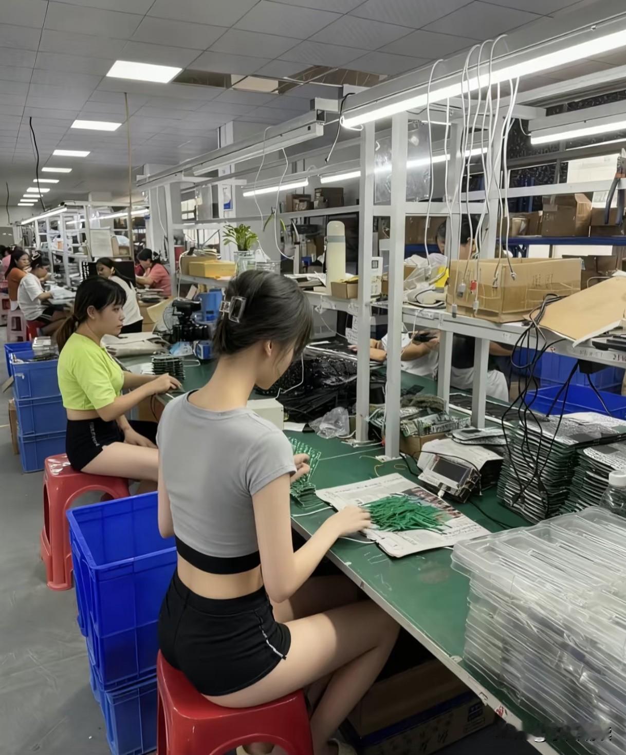 眼前的这位女孩，看上去应该刚刚从学校毕业，或者是刚刚从小地方来到大城市逐梦的吧？