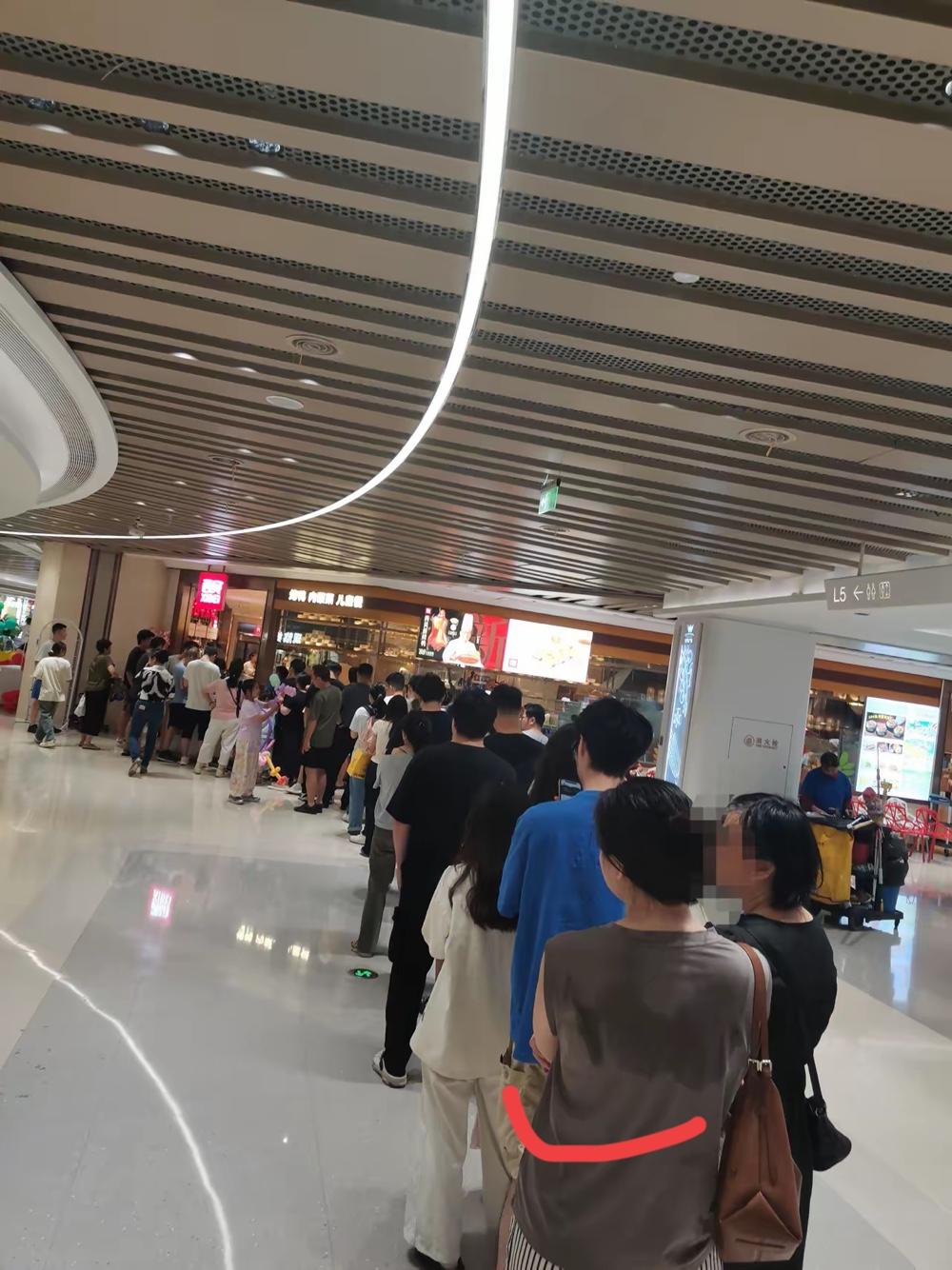 西贝又火了，贾国龙真要亲自感谢这位顾客，不然太对不起人家了
    西贝门店门口