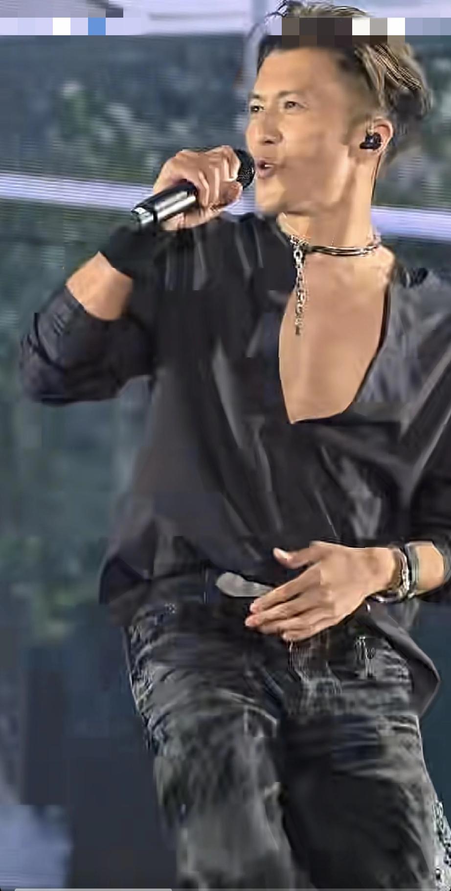 谢霆锋真豪气，深圳演唱会戴的项链是蒂芙尼的，要62万，全身都是名牌!

3月20