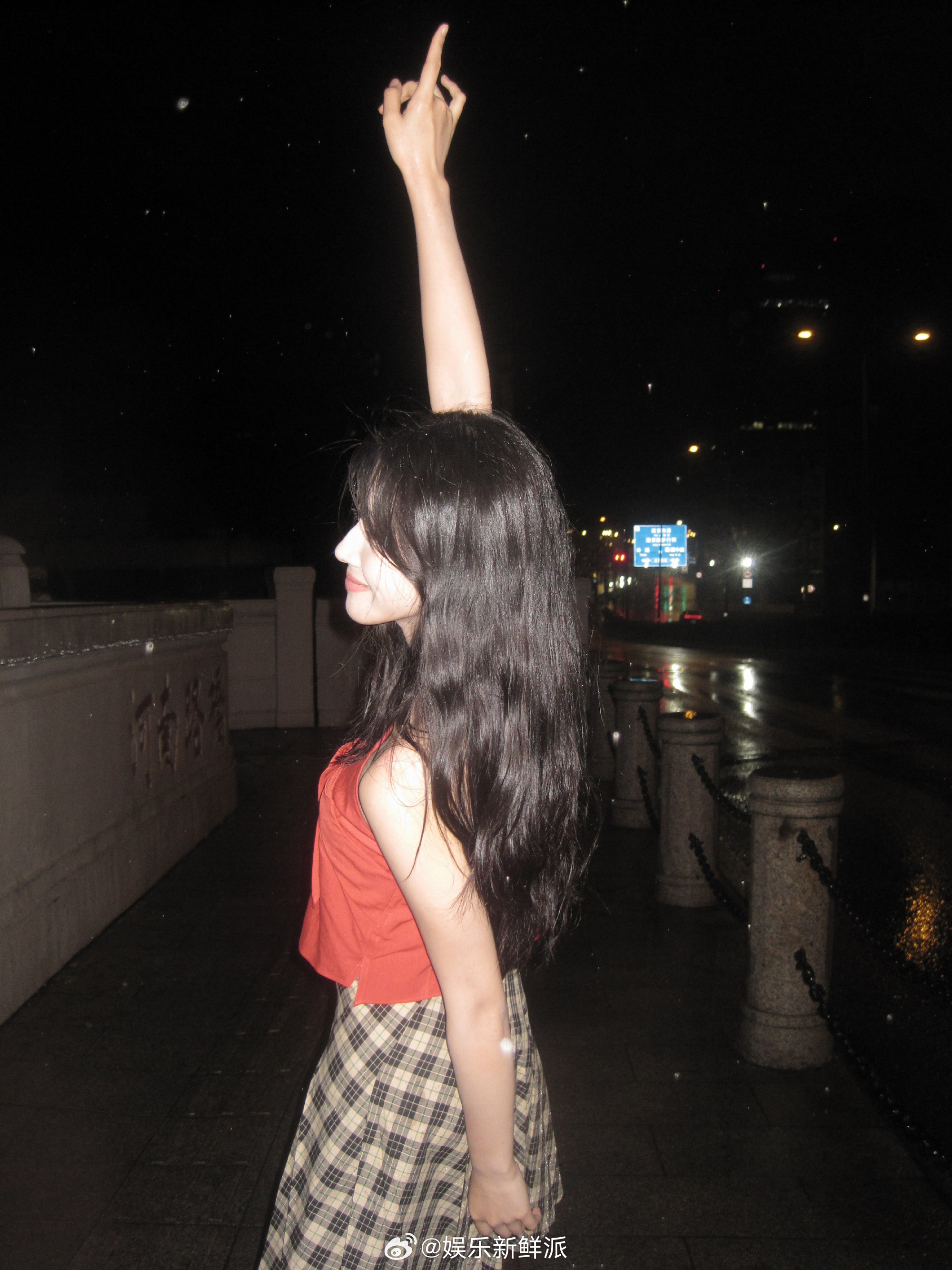 派酱安利 卢昱晓雨夜氛围感大片谁能拒绝雨夜胶片感的噜噜晓啊红色是热烈的心动雨雾是