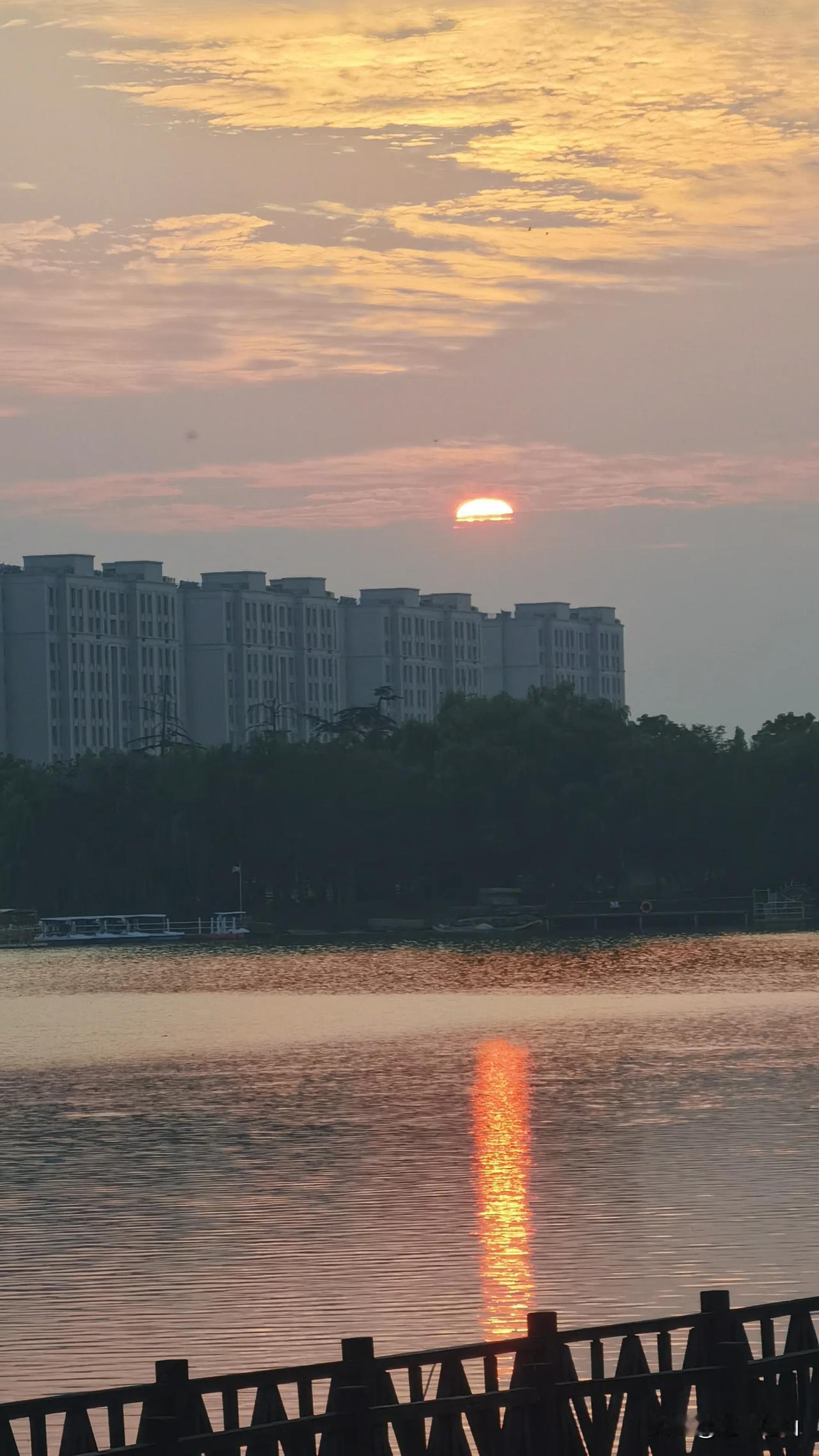 这是早霞还是晚霞？说出原因知道者，请你吃大餐！