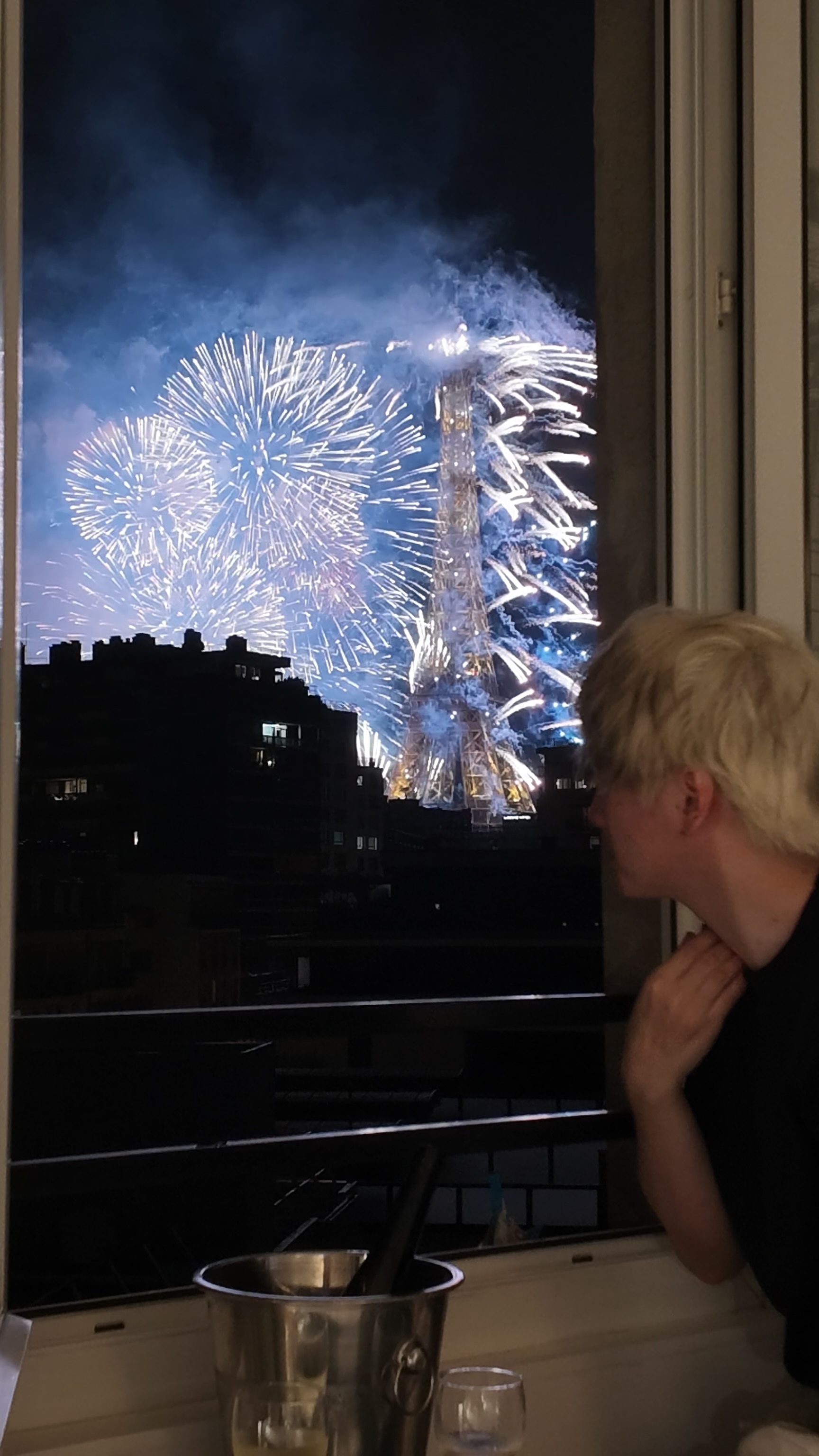 埃菲尔铁塔的夜景比想象中美太多了好幸福，开心的一天以烟花收尾啦 法国·巴黎