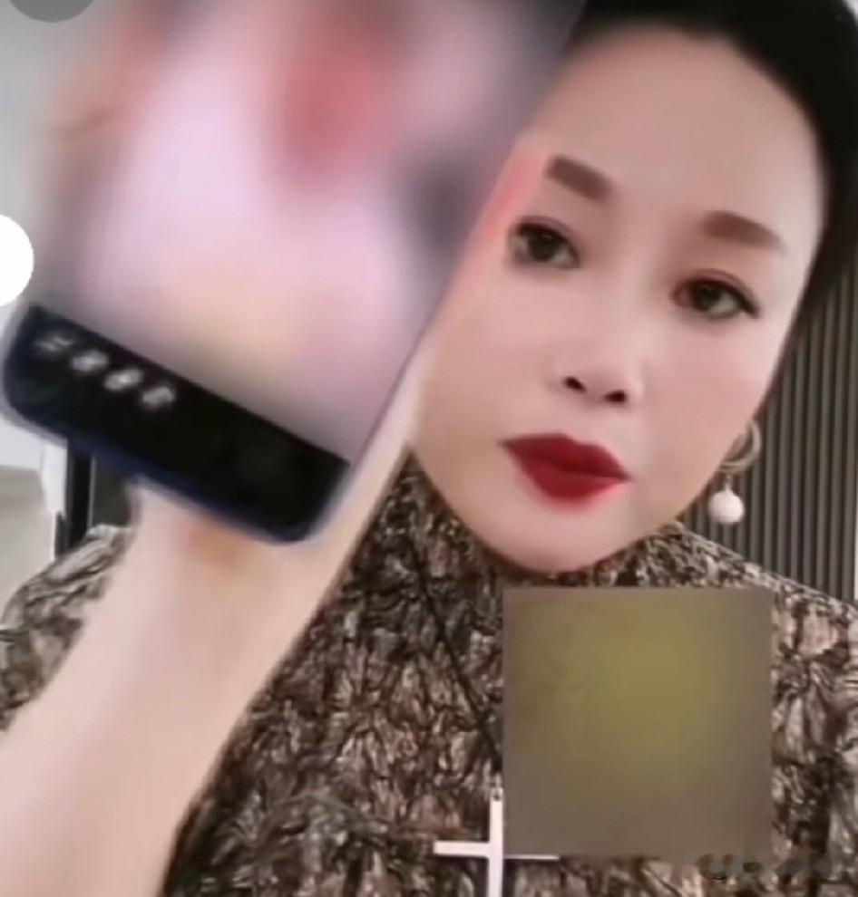 前夫李超自曝染病甩锅他人，草帽姐表态相助，底线却格外清晰！

草帽姐拿着手机，让
