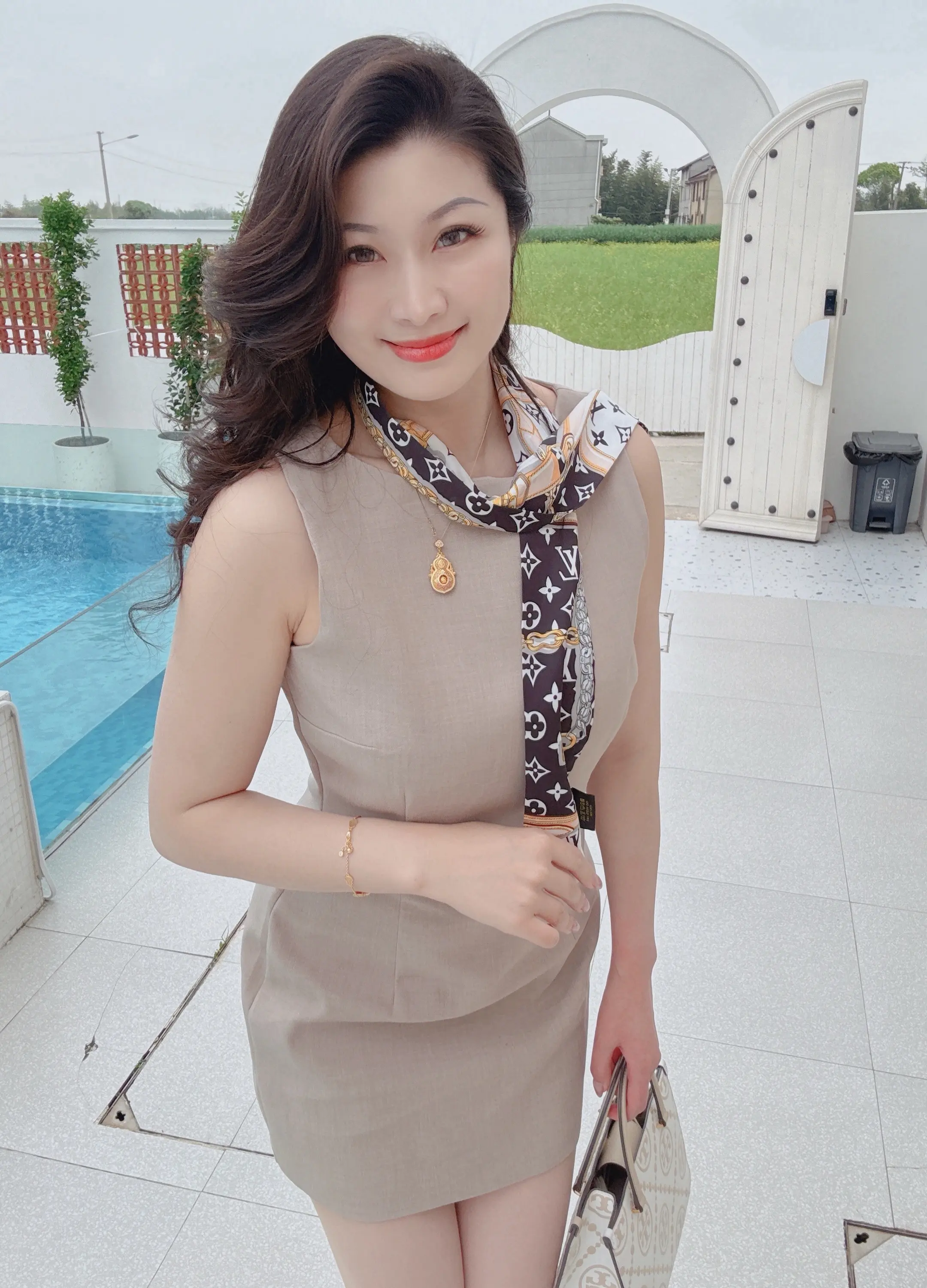 时间不一定那证明什么东西，但能让你看透很多人和事。世间万物。终究抵不过...