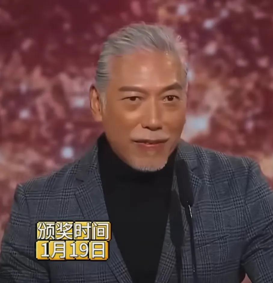 乌鸦哥出席颁奖典礼，调侃自己现在满头白发是“白鸽”。
真的很久没有在荧幕上看到乌