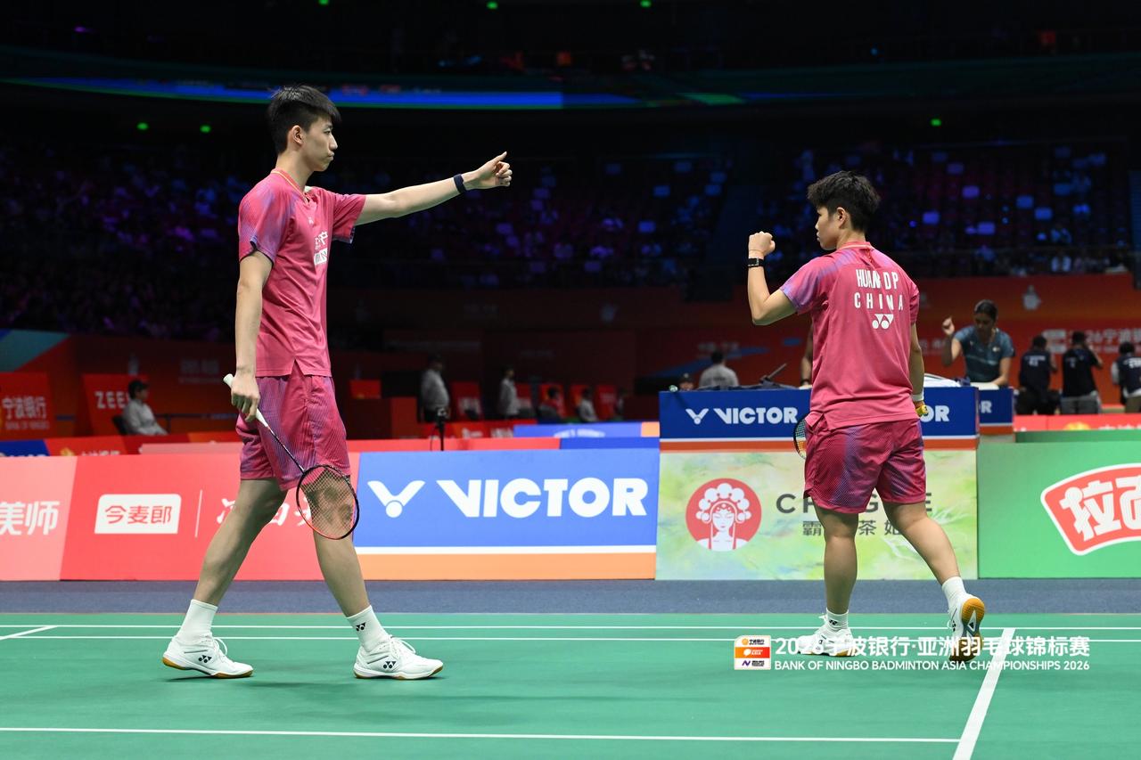 凤凰组合晋级亚锦赛4强
冯彦哲/黄东萍2 - 0（21-10, 21-18）陈政