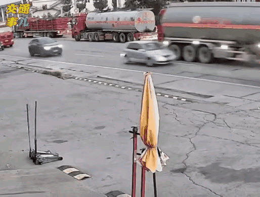 这轿车肯定处于大货车盲区了，应该还抢了道，结果就被推着走了，省油