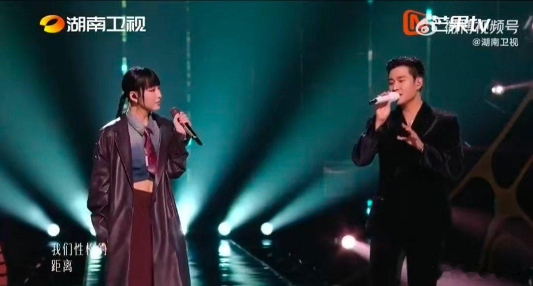 歌手直播周兴哲颜色歌手2026歌手舞台绝美合作，《颜色》搭配两种优质嗓音，温柔开