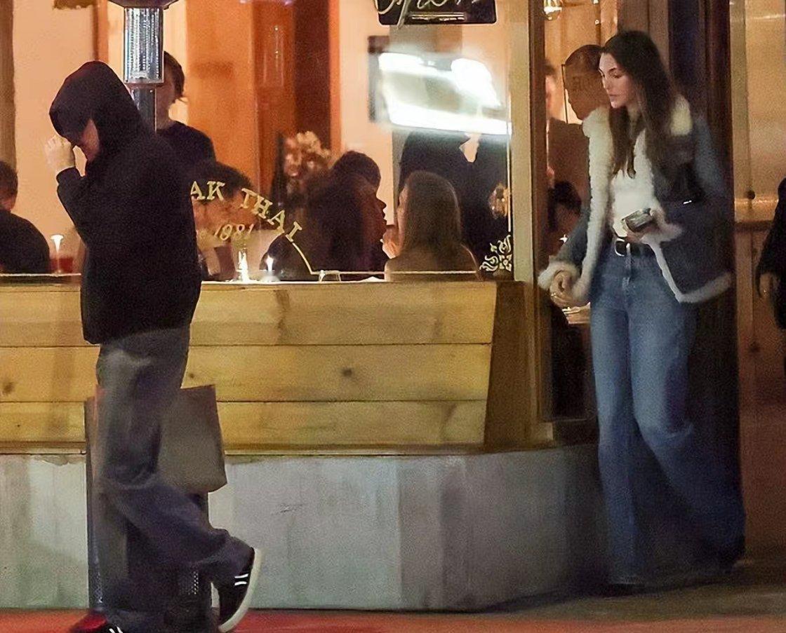 51岁小李子情人节撇下好哥们，只陪这位27岁超模女友 