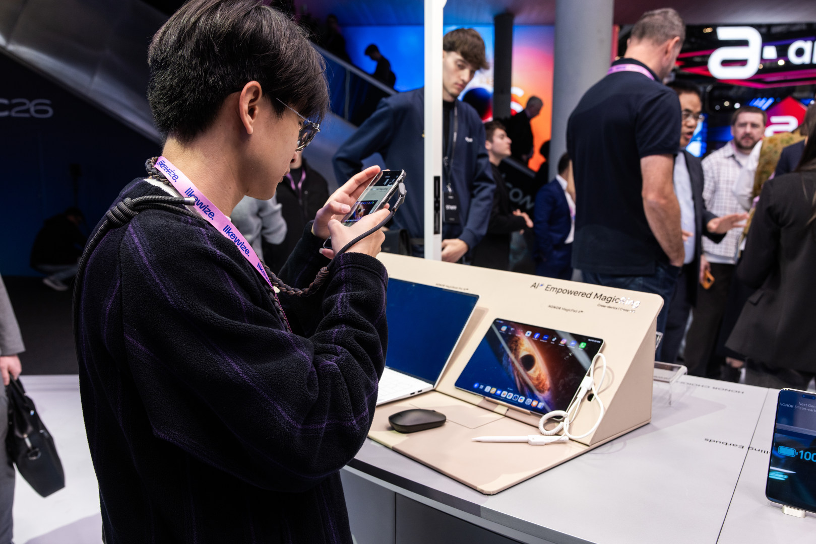 荣耀 MagicPad4 海外亮相真的炸！薄到跟2欧元硬币一样，顶级OLED屏 