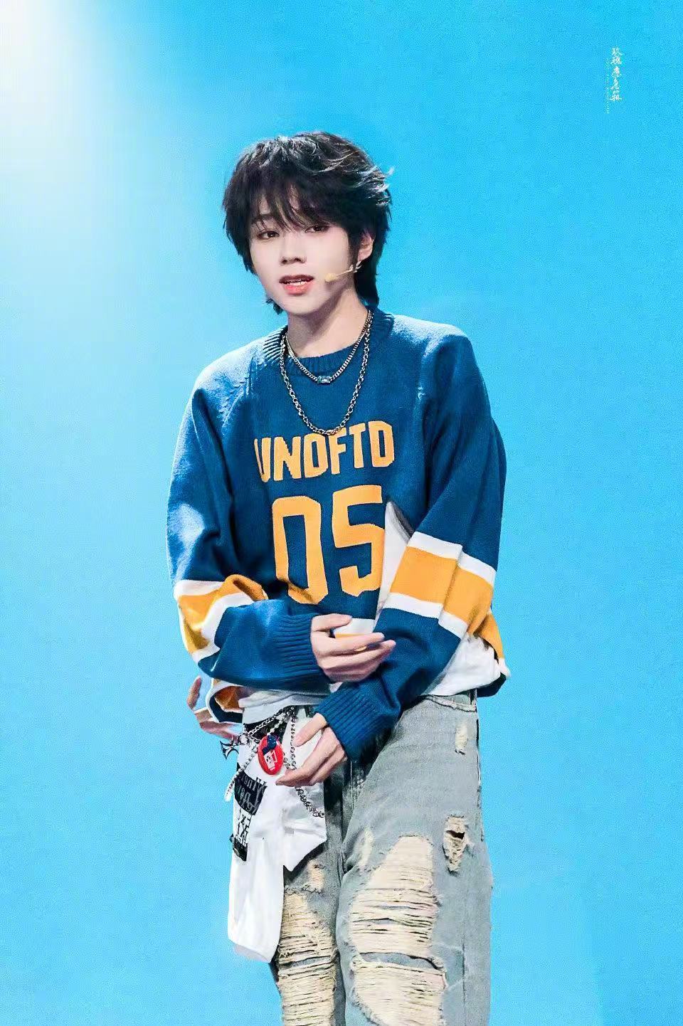 王橹杰🩵王橹杰付彬言    川渝春晚舞台王橹杰稳站核心！双舞台表现亮眼，新歌播