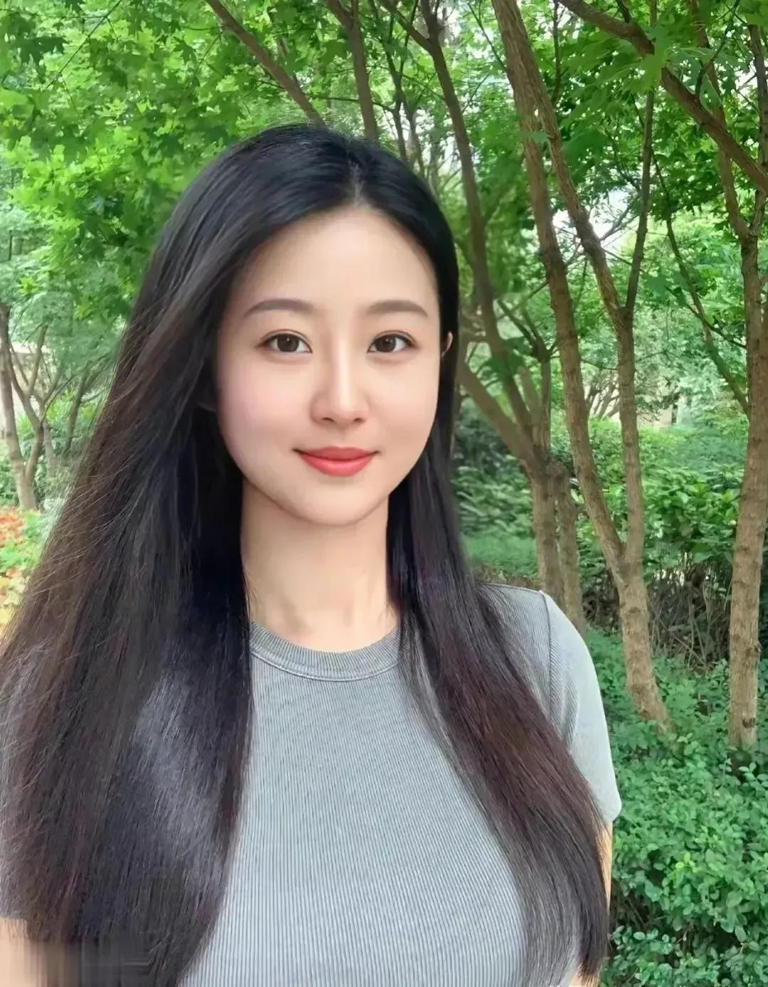 相中了一款新出的书柜，家里书柜的样子马上不香了，就打算找人弄到楼下扔了算了，忽然