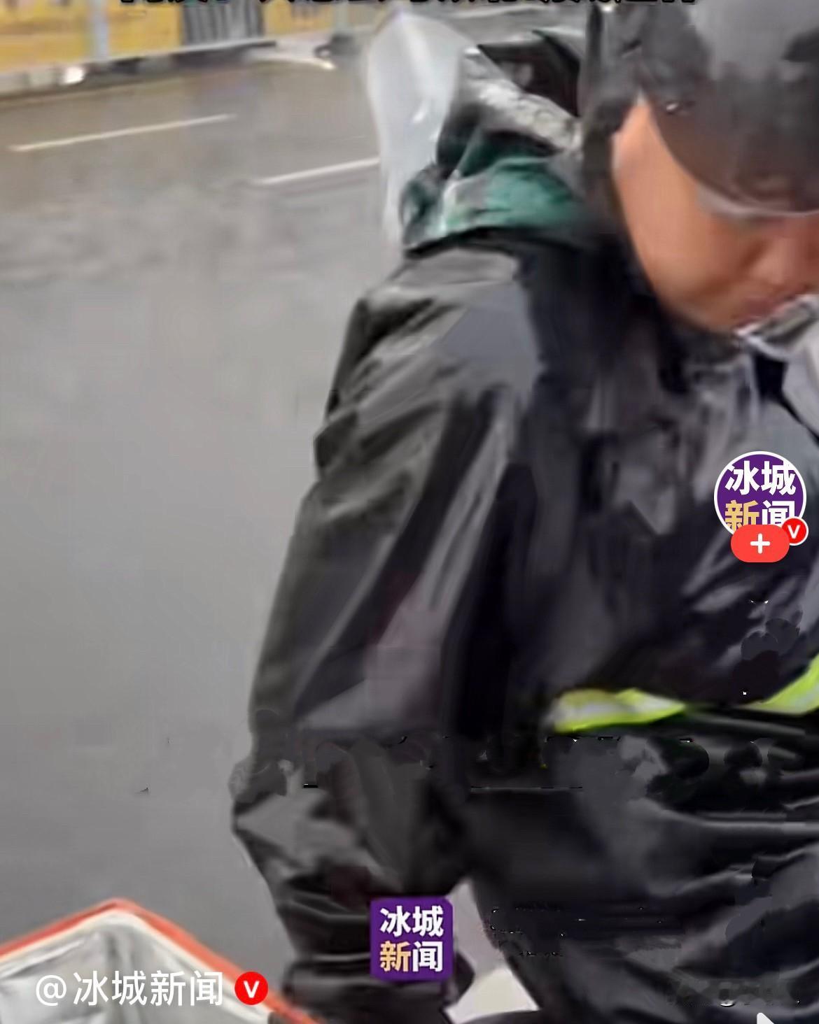 近日，黑龙江哈尔滨突降暴雨，根本打不到车，一位小姐姐在路边，站在雨中进退两难，怎