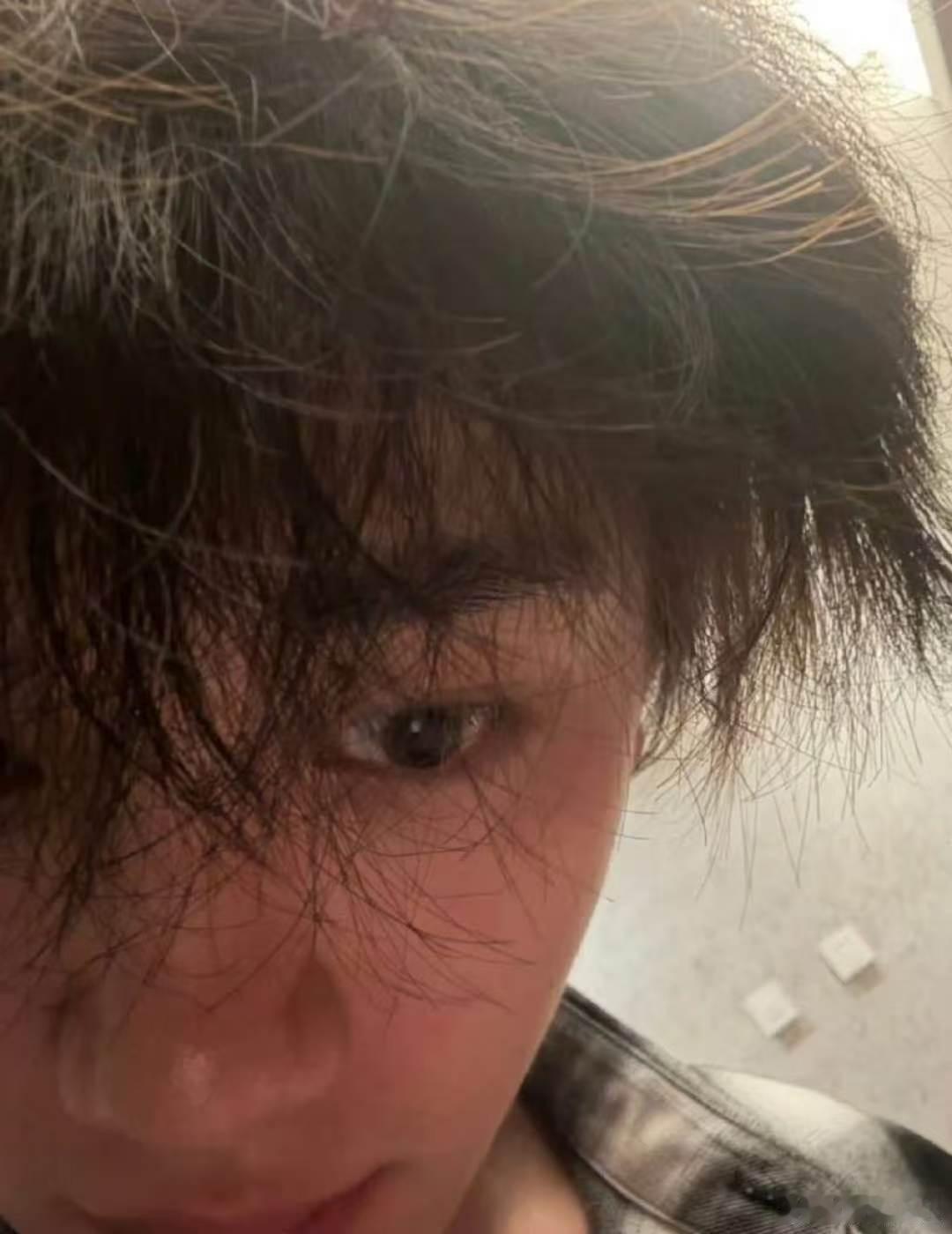 丁程鑫发这样的自拍是好男孩吗丁程鑫发这样的睡衣自拍是好男孩吗丁程鑫在高会发布这样