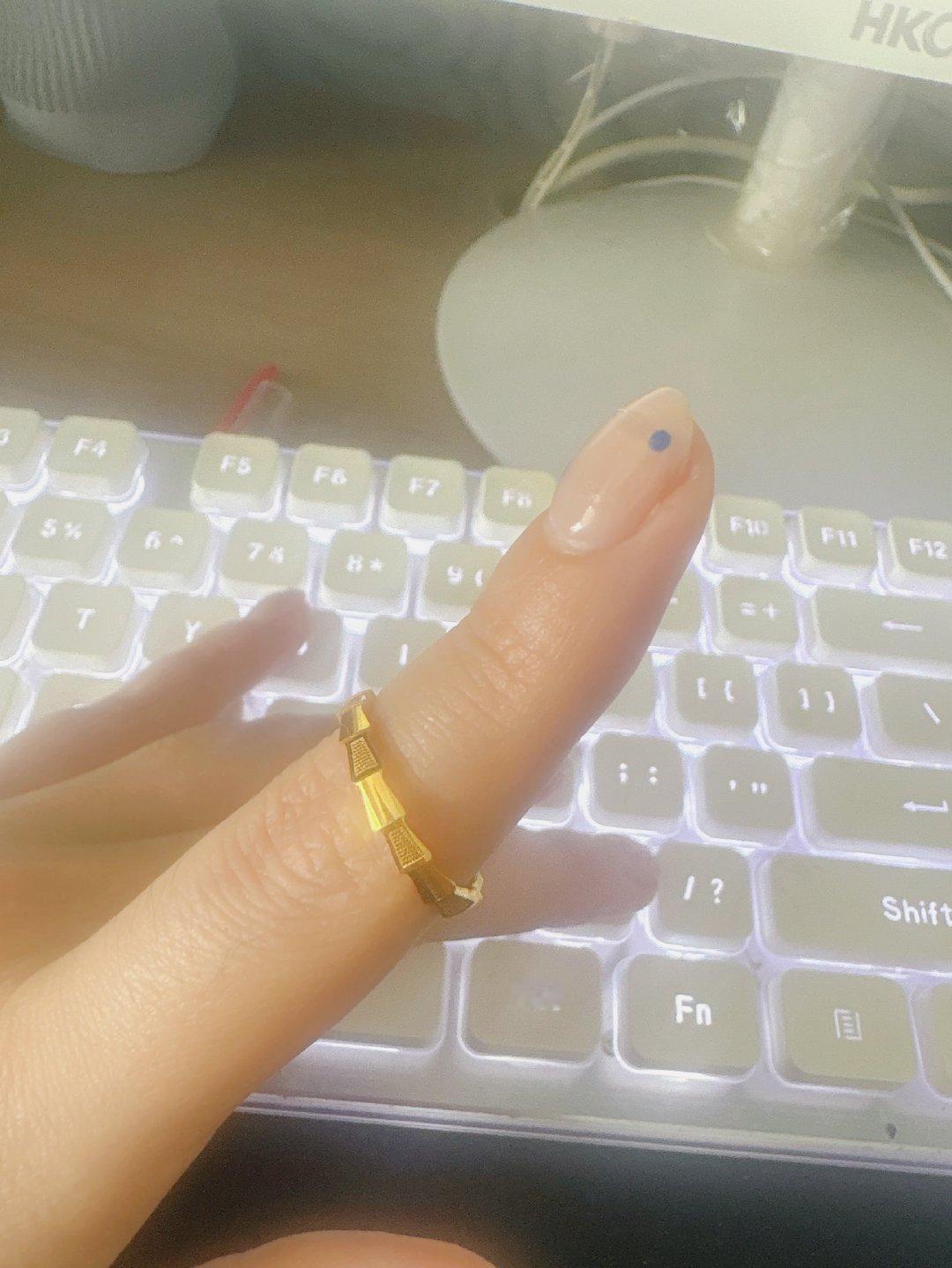 昨天做了个满意的指甲今天买了个喜欢的戒指人生真是太美好了～[嘻嘻][嘻嘻][嘻嘻