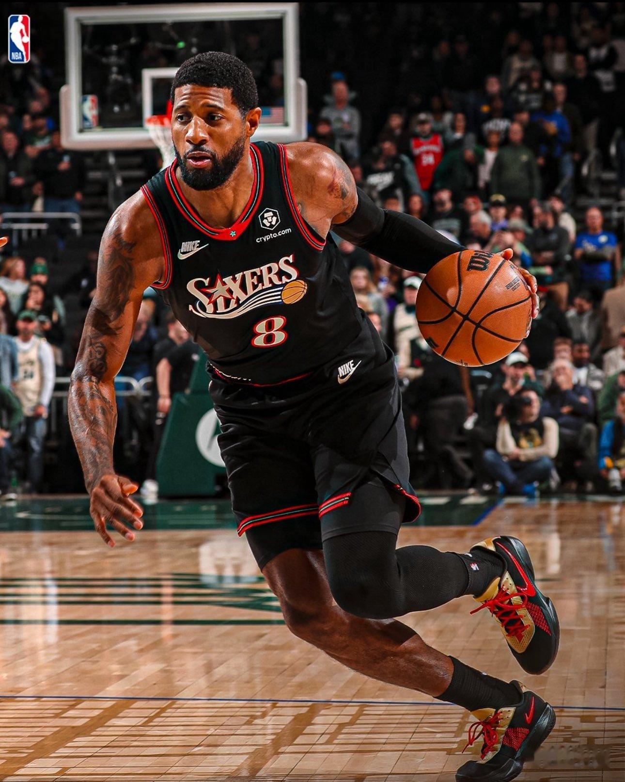 黑色复古球衣！分享一组保罗·乔治昨日对阵雄鹿队的赛事酷图！