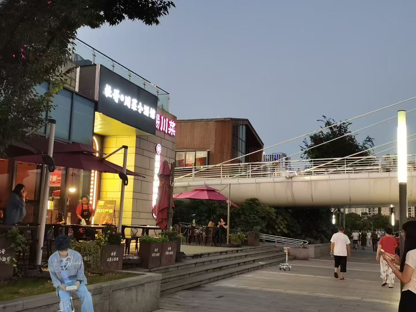 米脑子转不过来，老爸是在哪个位置喝着小啤酒等妈咪下班呢的咧？？？？ 
