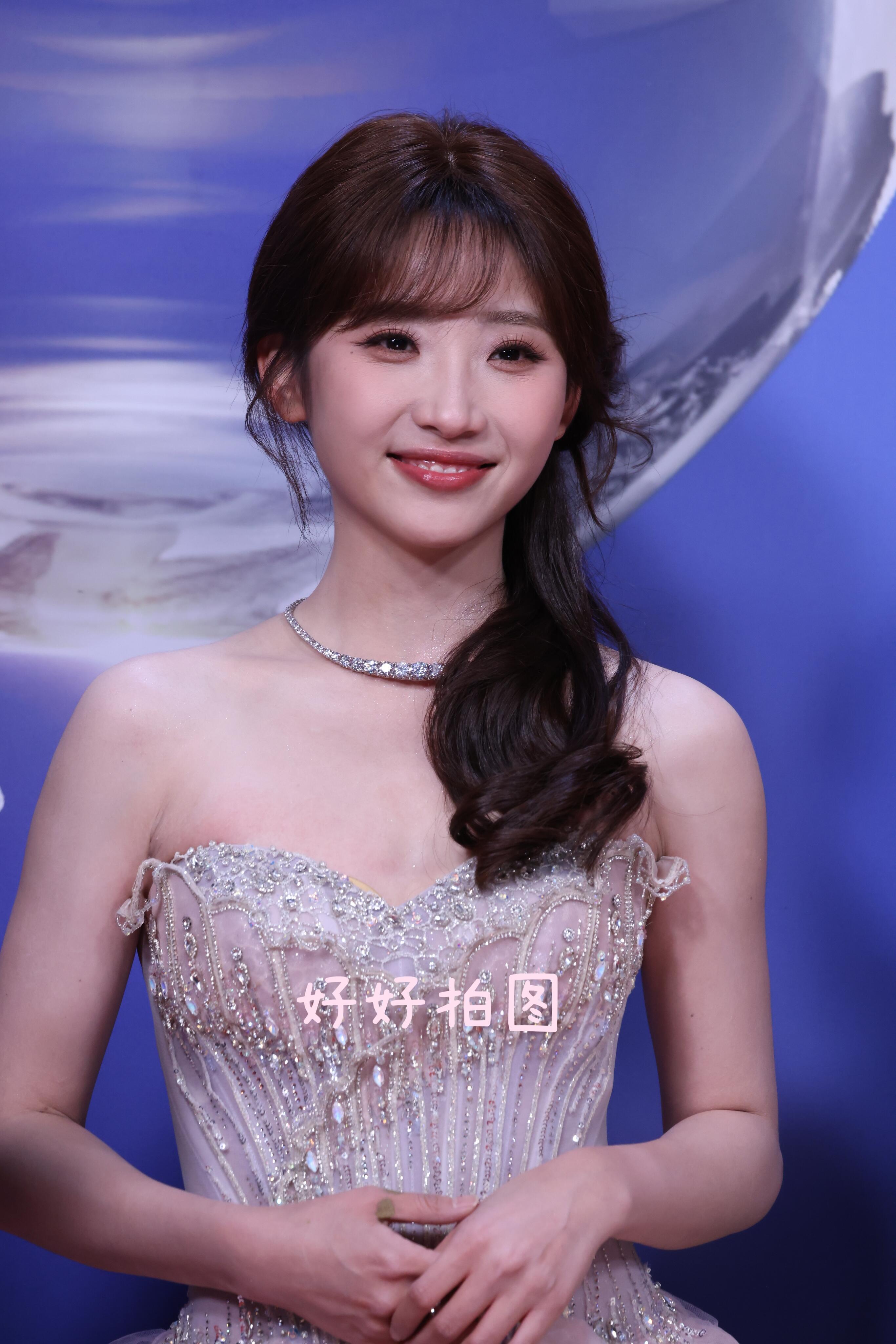 许梦圆扛住了高清怼脸镜头直面高清怼脸镜头也从容出彩，许梦圆用实力证明什么叫原生好