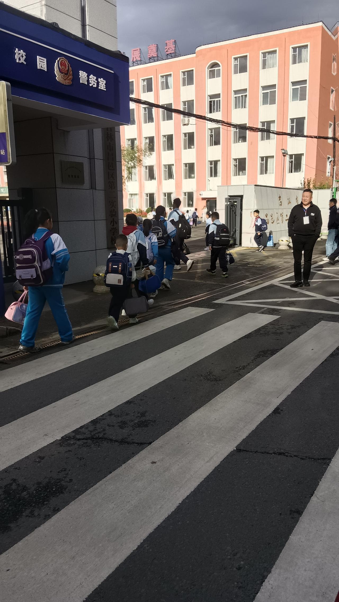 标题：清晨送娃上学，又是元气满满的早晨[太阳]
今早送孩子到校门口，看着一群背着