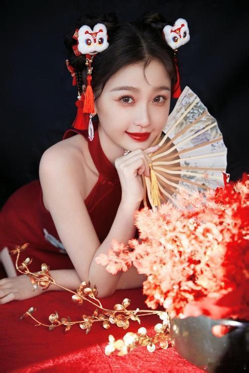 虞书欣 自己的丑自己揭 勇敢的人，不是不落泪的人，而是愿意含着泪继续奔跑的人。”