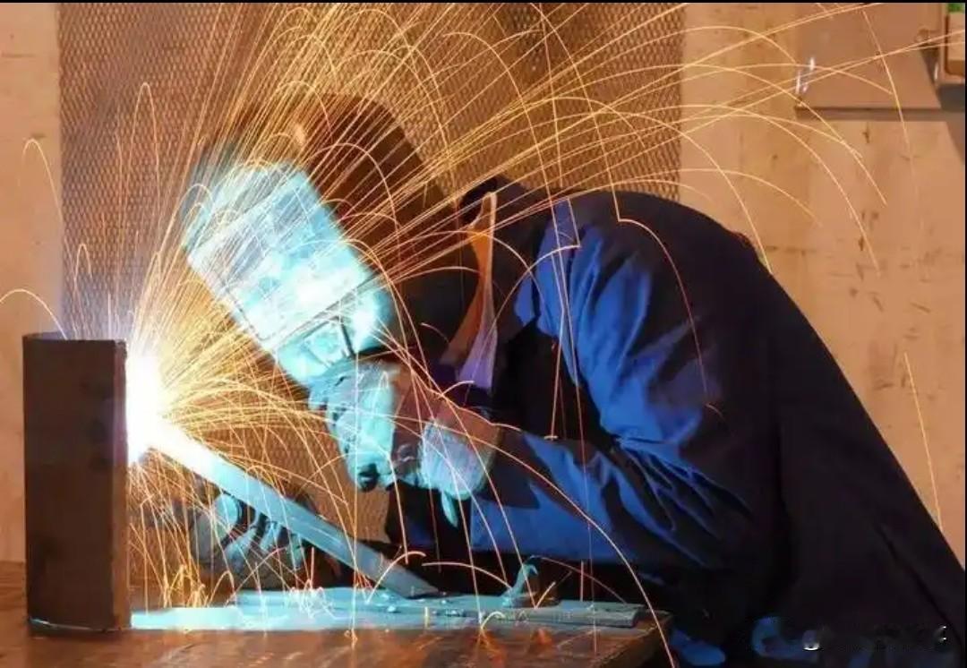 400一天10个小时的焊工算高价吗？我单位这几天改造，外包公司找了几个几个焊工，