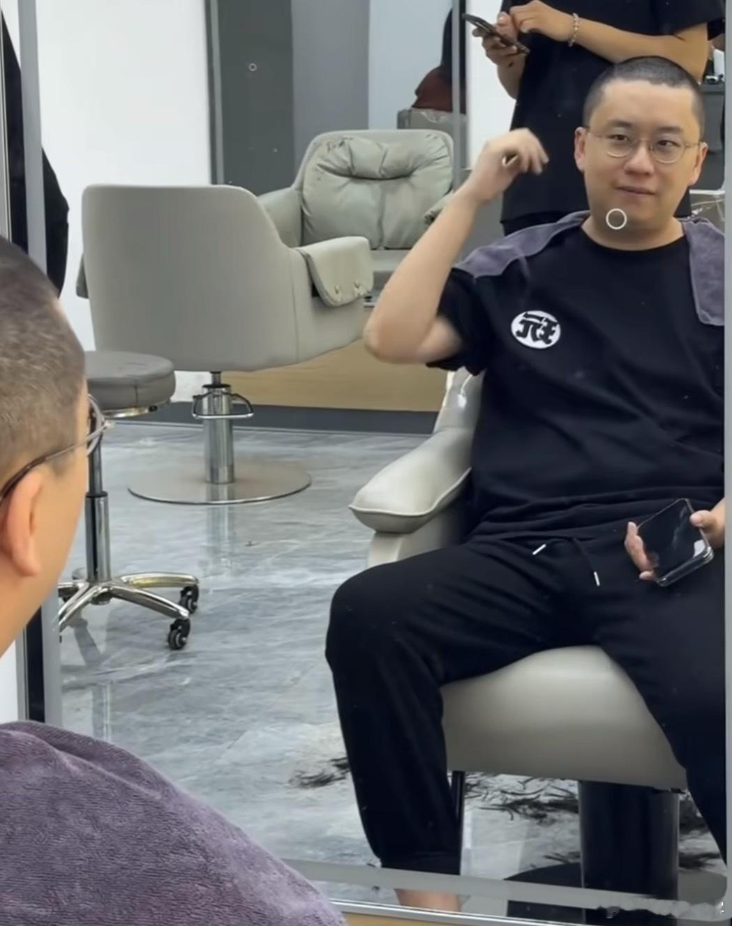 玩机器了也剃了个光头！ 