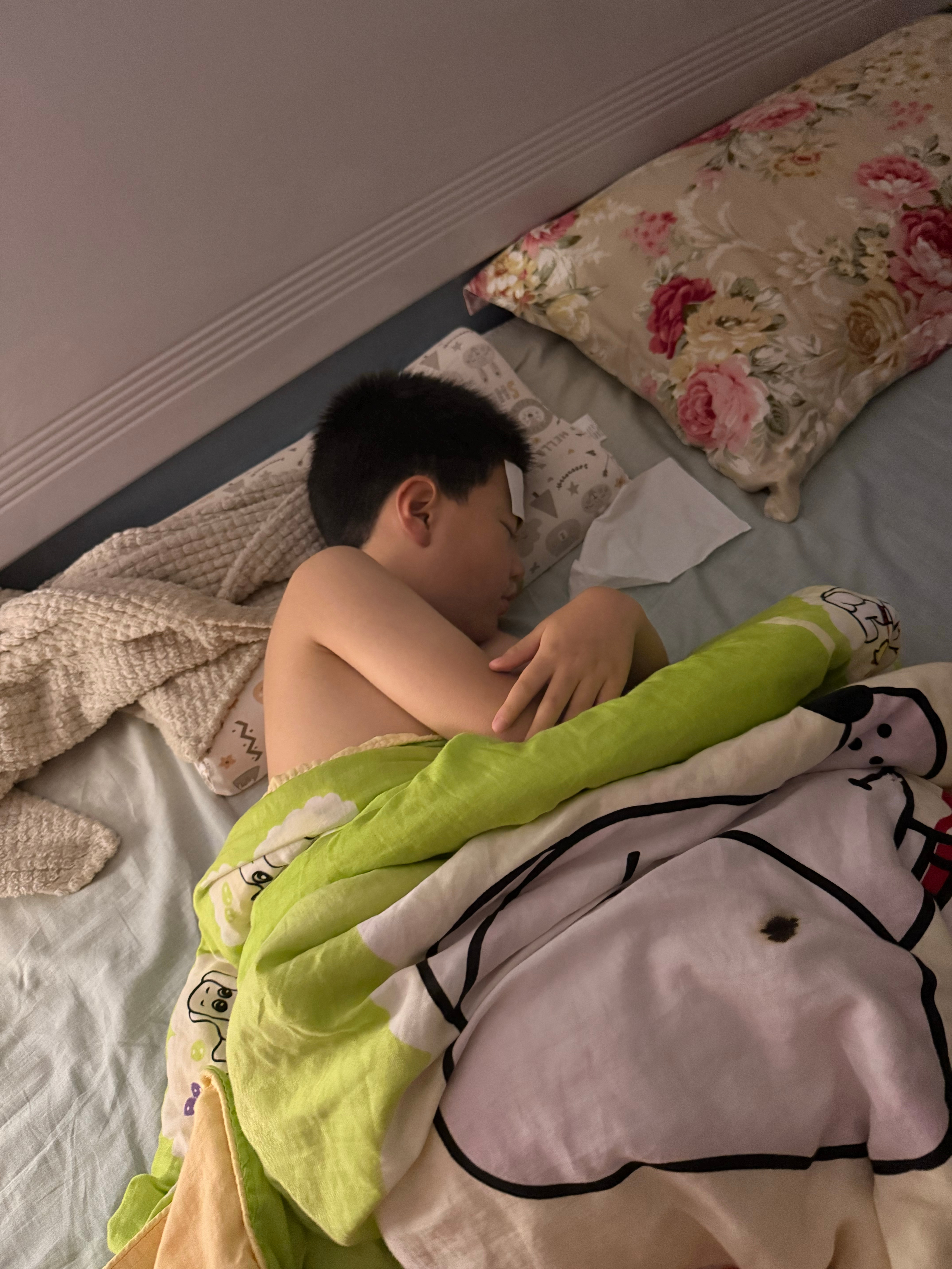 39.9，刚吃了退烧药，还要再接着擦身子。今夜注定无眠，只求孩子快快好起来
