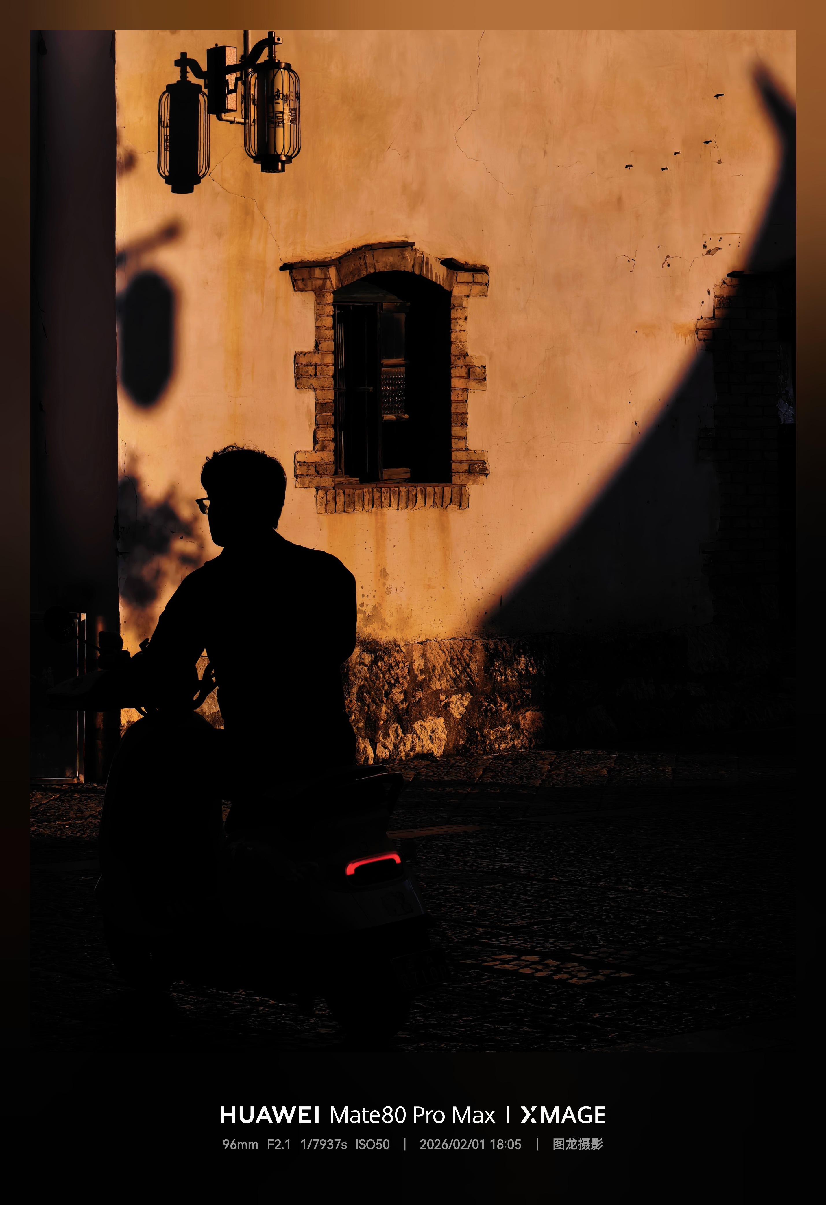 慢摇古城，边走边拍。时间在此刻静止，走累了就靠在斑驳墙根，拍檐角的云...