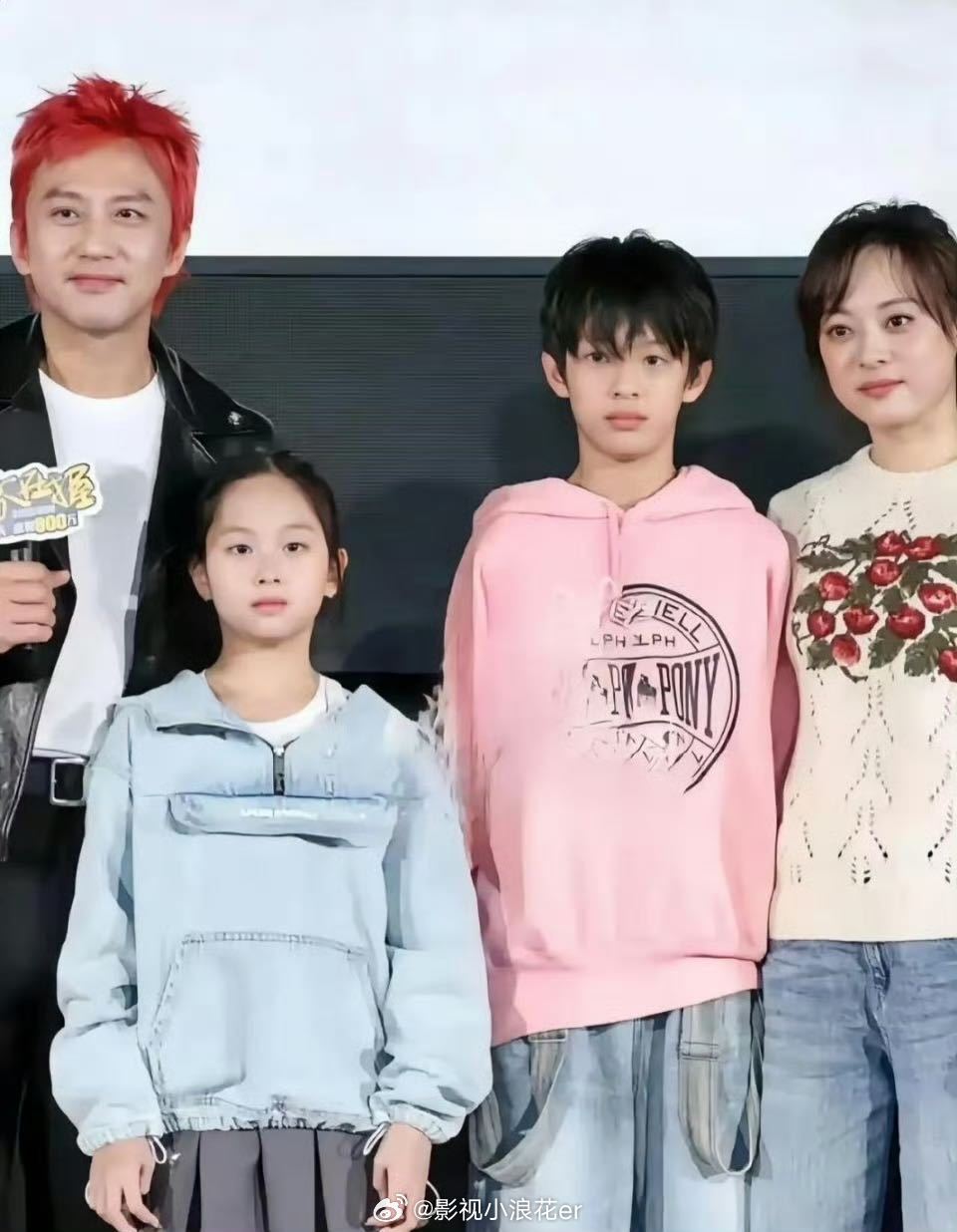 邓超送五哈团手写字，背后故事太暖了：跟着小花妹妹去少年宫上课，一学就是好多年。虽