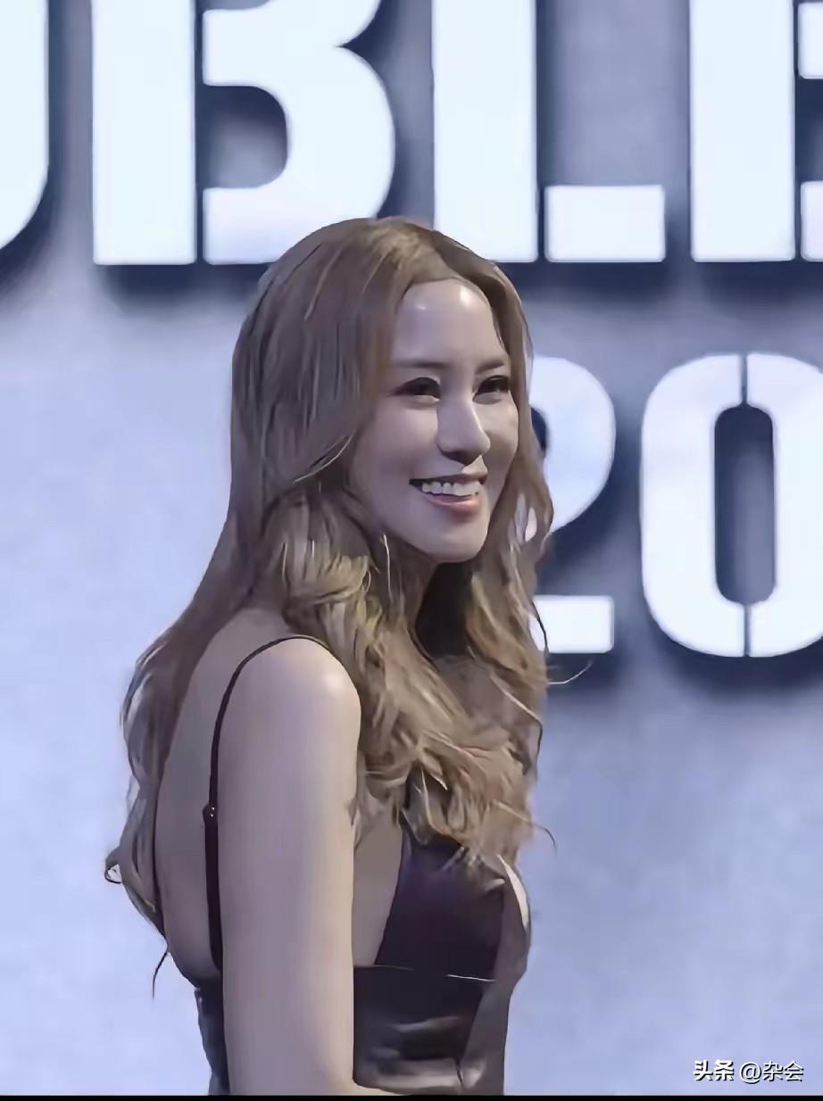 徐子淇现身时尚活动，44岁的状态太真实了！
曾经的名模，如今身高169cm依旧抢