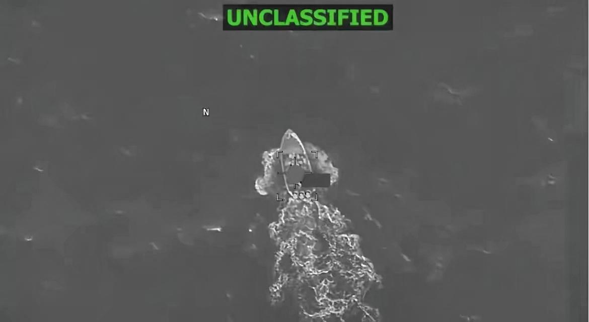 美军在东太平洋打击所谓“贩毒船”，致3人死亡
当地时间15日，美军南方司令部发布