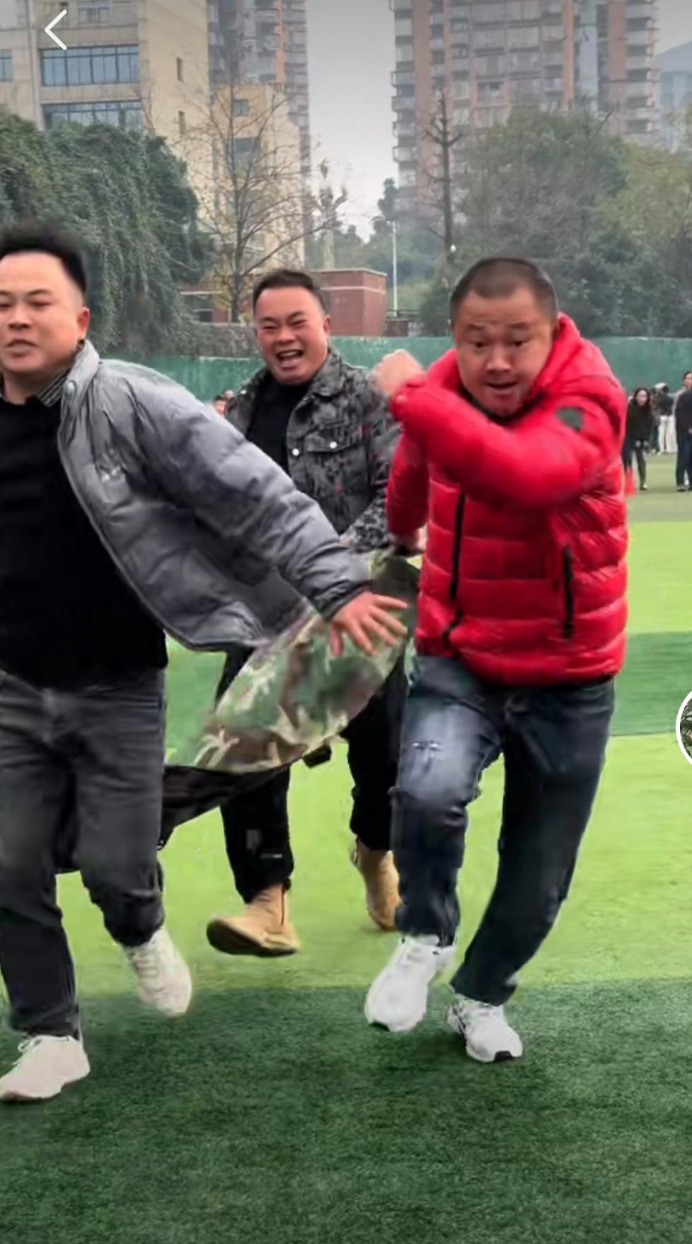 农村四哥会飞了，两父女都飞起来了。[呲牙]哇哇四哥居然学会了飞一般的感。英子没有