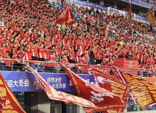 ⚽东北超趣味德比！网红“雪饼猴”登场，长大大连战成平局
 
近日东北超迎来焦点对