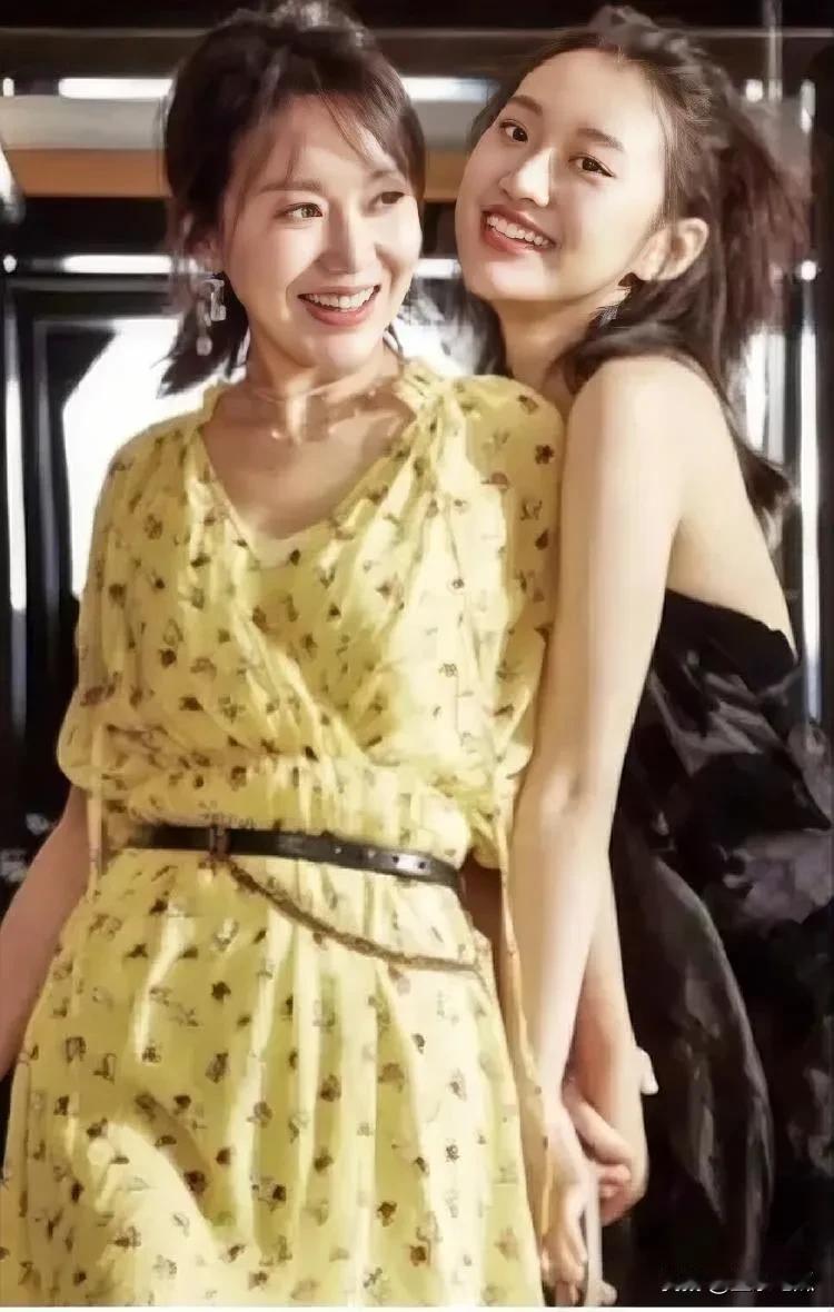 演员闫妮和自己的女儿合照，母女情深，女儿漂亮，温柔，清纯，两人在一起根本不像母女