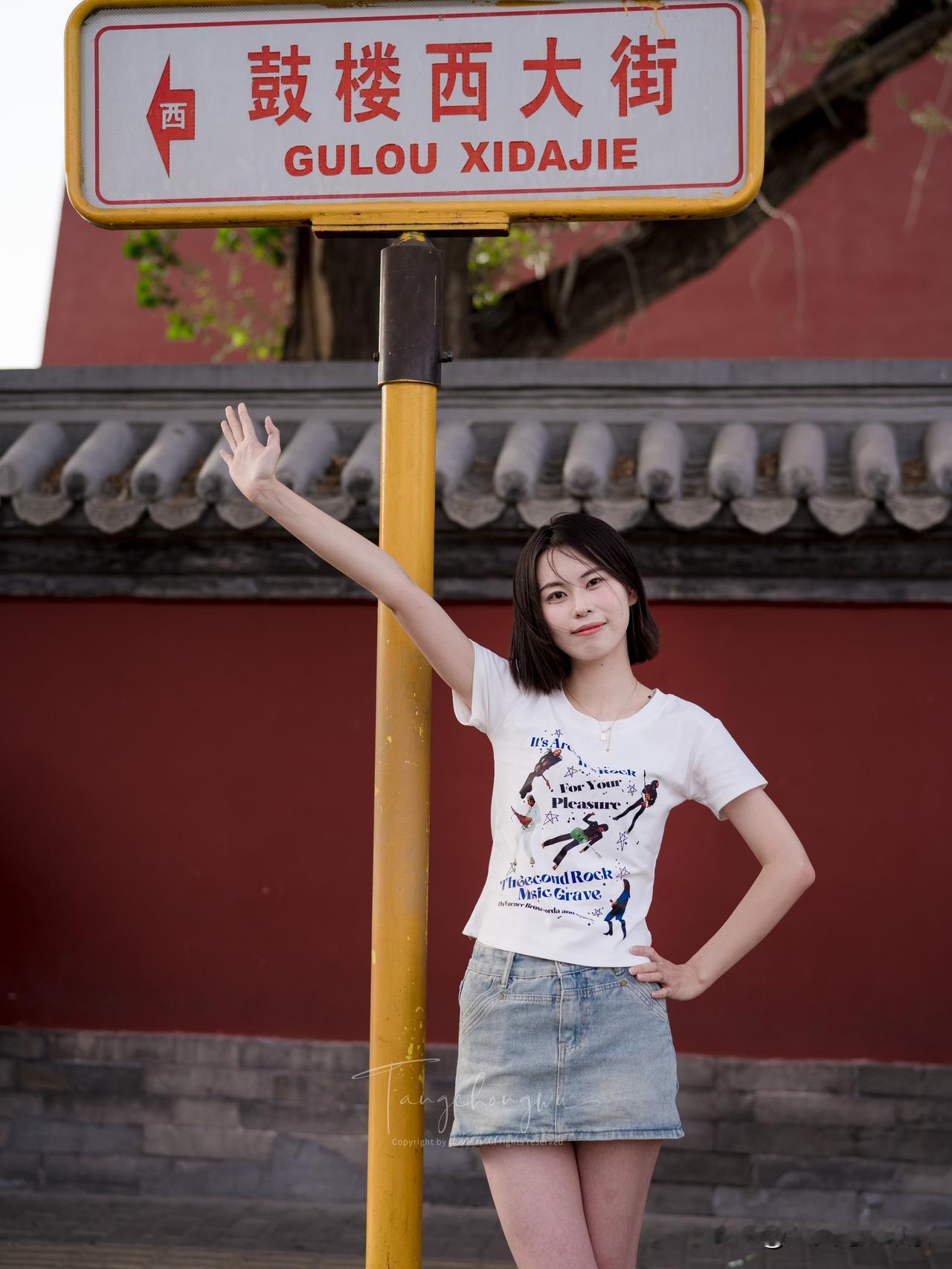 暑假北京真的人多，哪里都要排队，也不知道这破红墙有啥可拍的