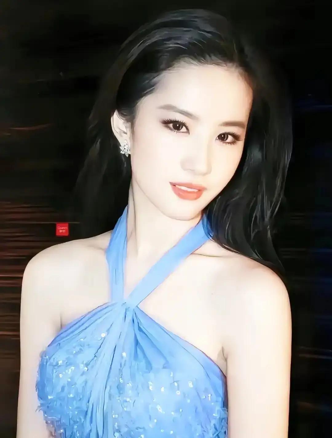 刘亦菲这事儿，挺有意思。
 
放着身价百亿的大佬不看，偏偏羡慕一个写对联的“痴人