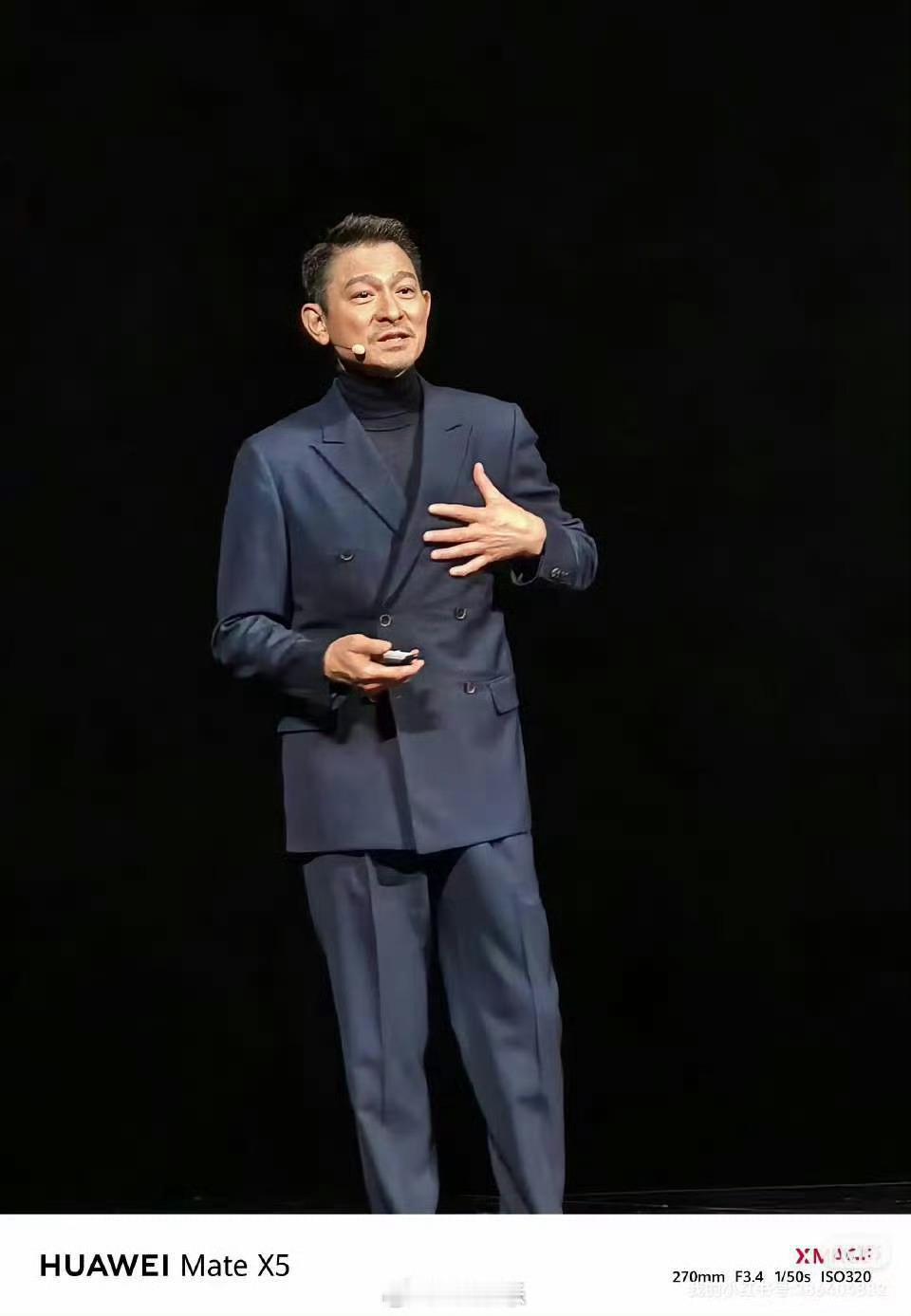 八千多的手机拍照也不行啊别说8千多，我当时1万的苹果手机，拍刘德华拍成图一这个样