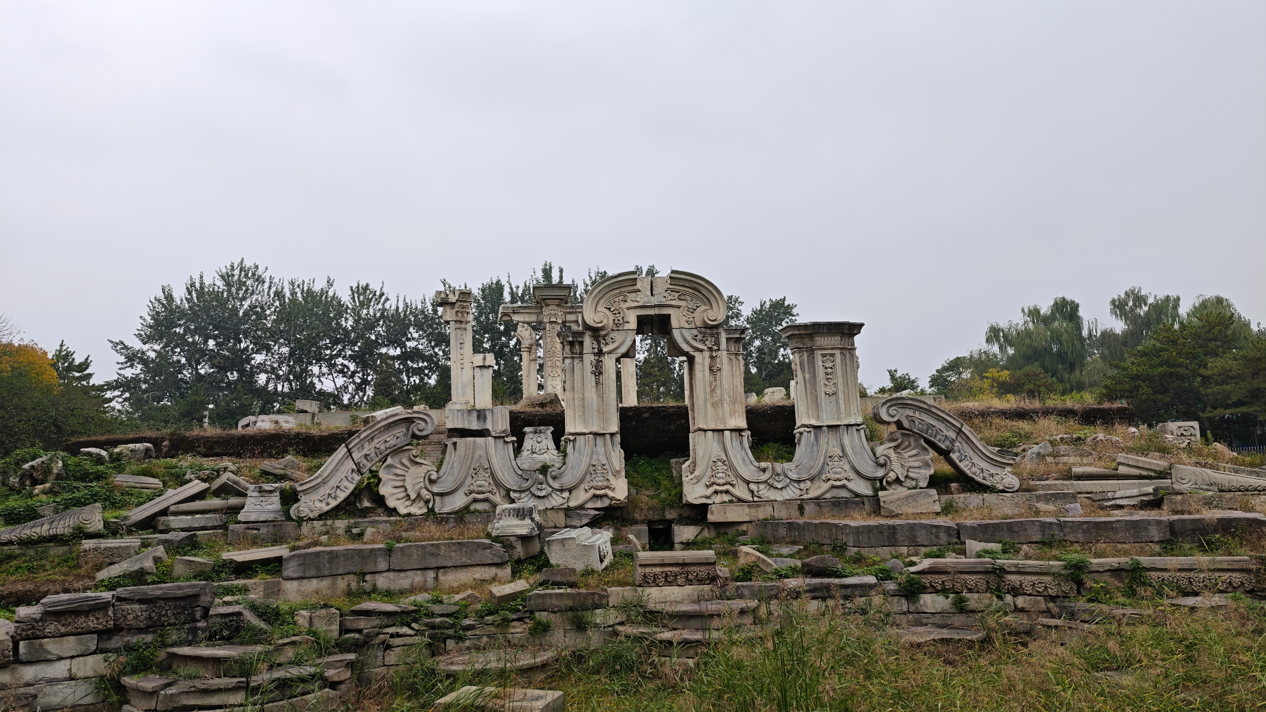 圆明园兽首出来那一刻人麻了上个月第二次去圆明园遗址，一切都没有变化，心情依然很沉