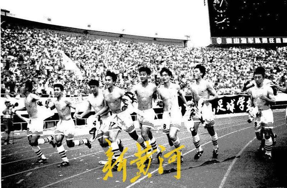 1995年7月30日，济南的盛夏闷热得像一口密不透风的蒸笼。但比天气更热的，是山