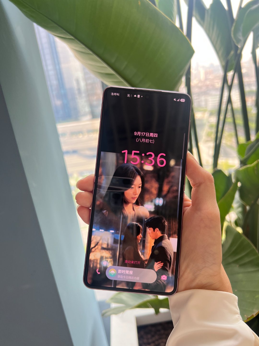 炫一波Luke痛机咯，主打就是买了这个三星 Z Flip 8以后，发现小巧的机身