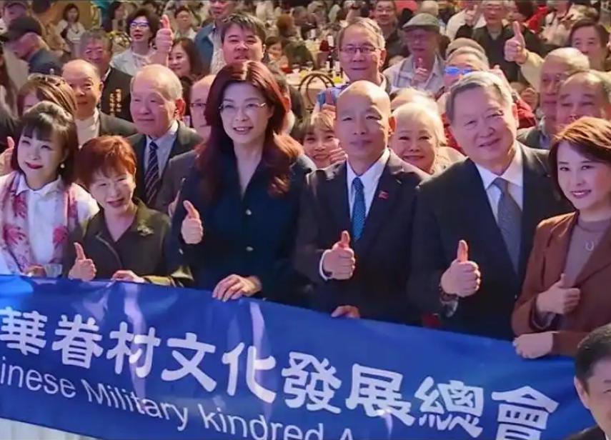 堂堂国民党主席郑丽文站在千百人聚集的宴席聚光灯下，突然指着自己大声宣告：“我父亲