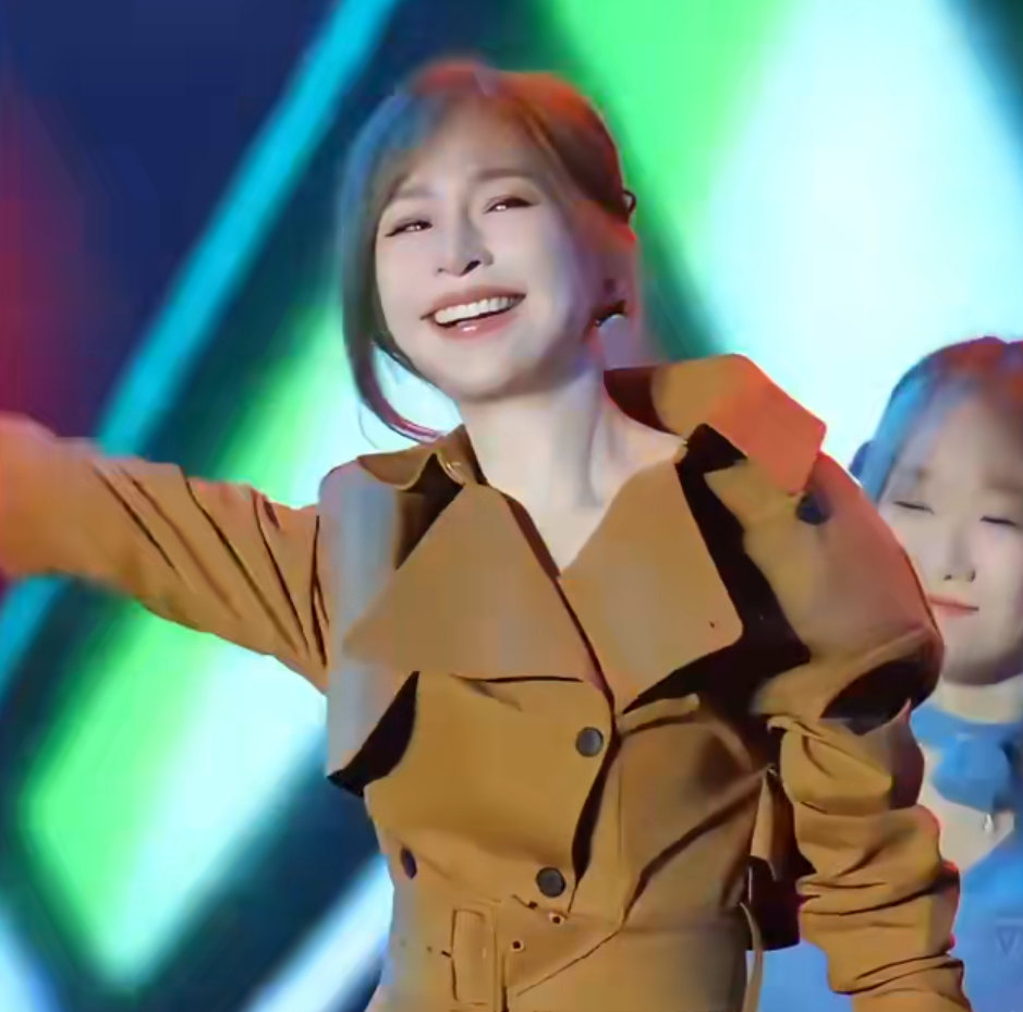 王心凌南通商演再现回忆杀，一袭棕色风衣短裤搭配黑丝短靴，踩着第一次爱的人前奏登场