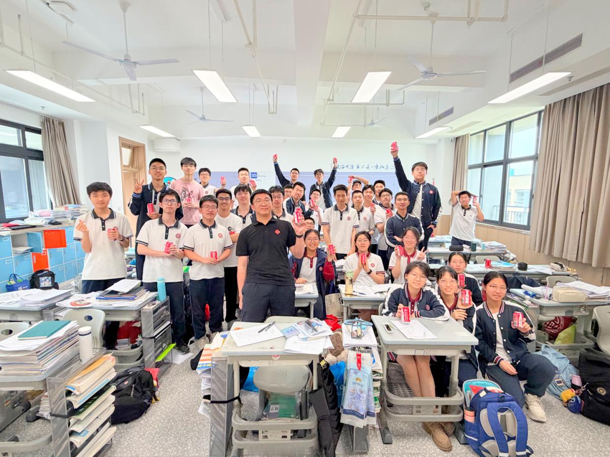 宁波老师试卷写暖心寄语送别高三学子 6月5日，宁波海曙中学迎来首届高三学生在校最