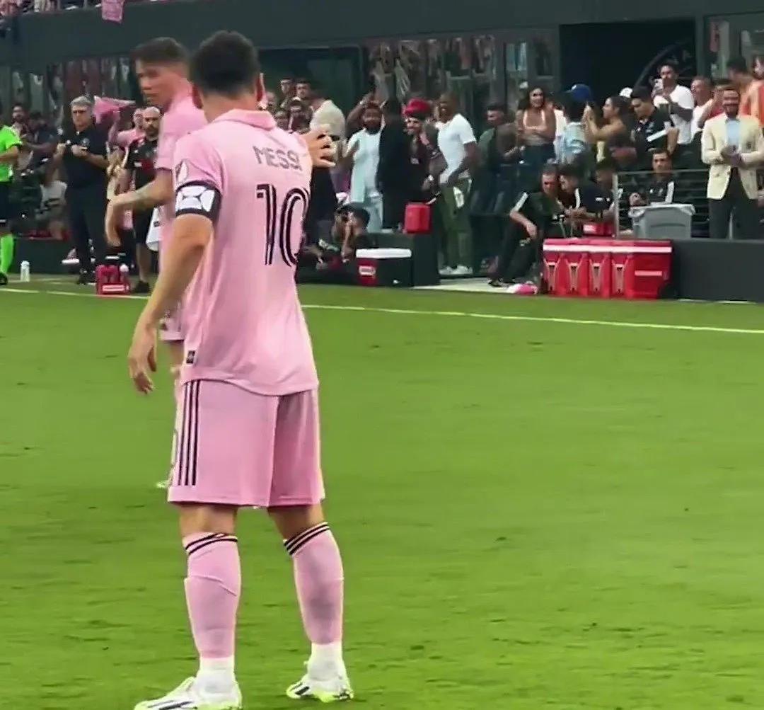 “麻袋”真不愧是梅西亲生的！这把互动，把安东内拉都整成“娃哈哈”了[大笑][大笑