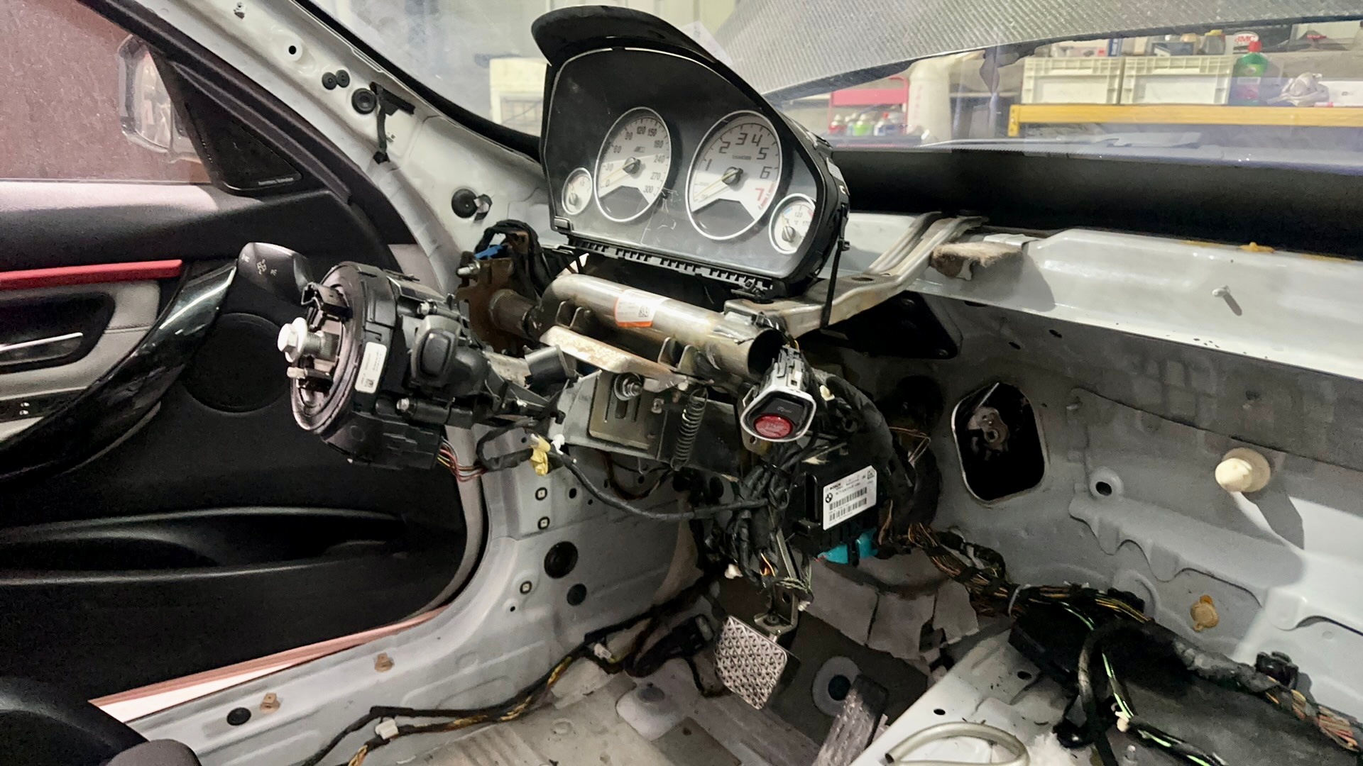 目前先干到这里。这也是个半成品。防滚架，除胶，压缩机，V MOUNT，冷凝器，前